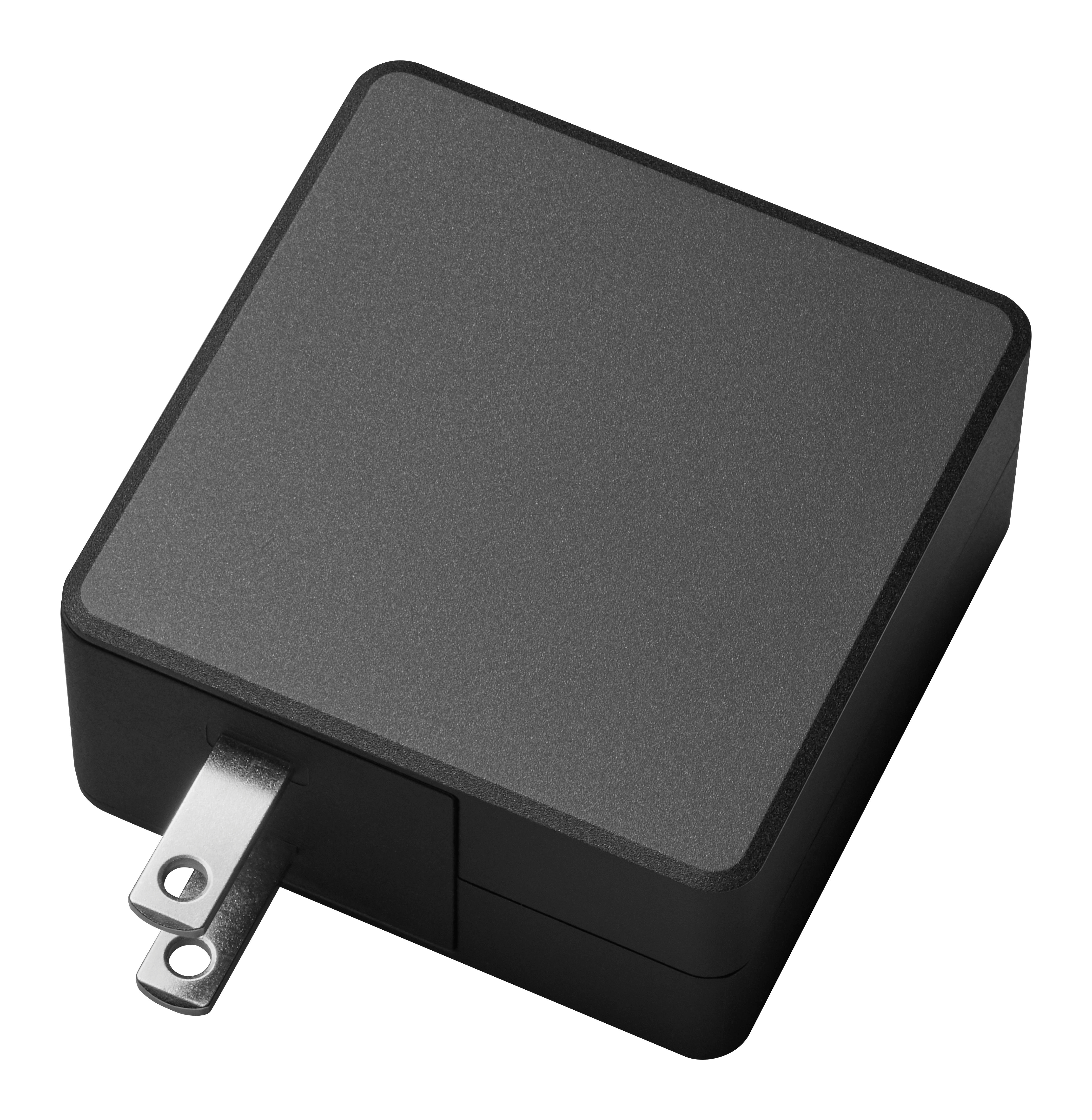 Schwarzer Netzadapter mit metallischem Stecker. Rechteckige Form, schräge Ansicht.