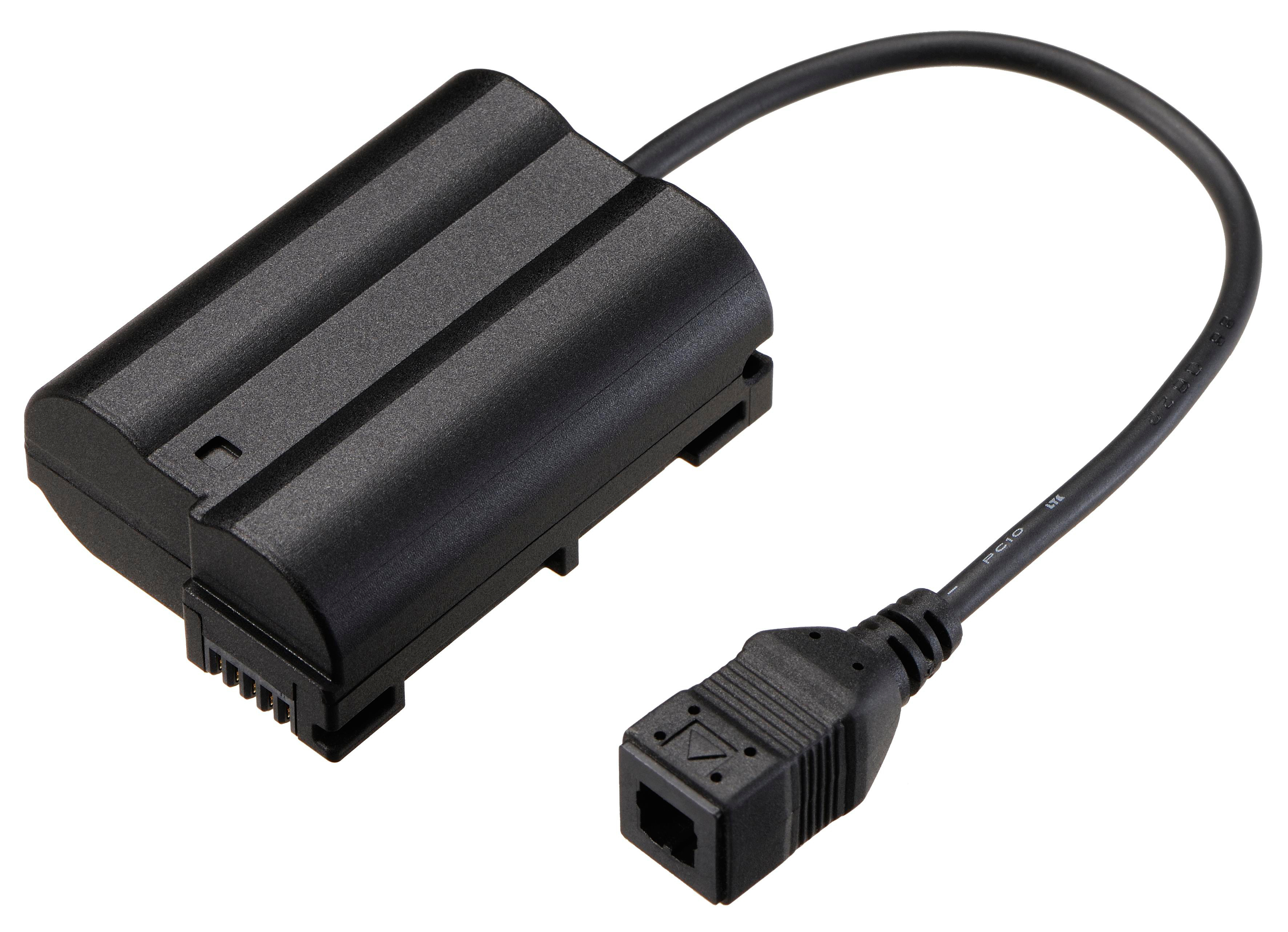 Schwarzer Akku mit Kabel und Stecker. Er befindet sich auf weißem Hintergrund.