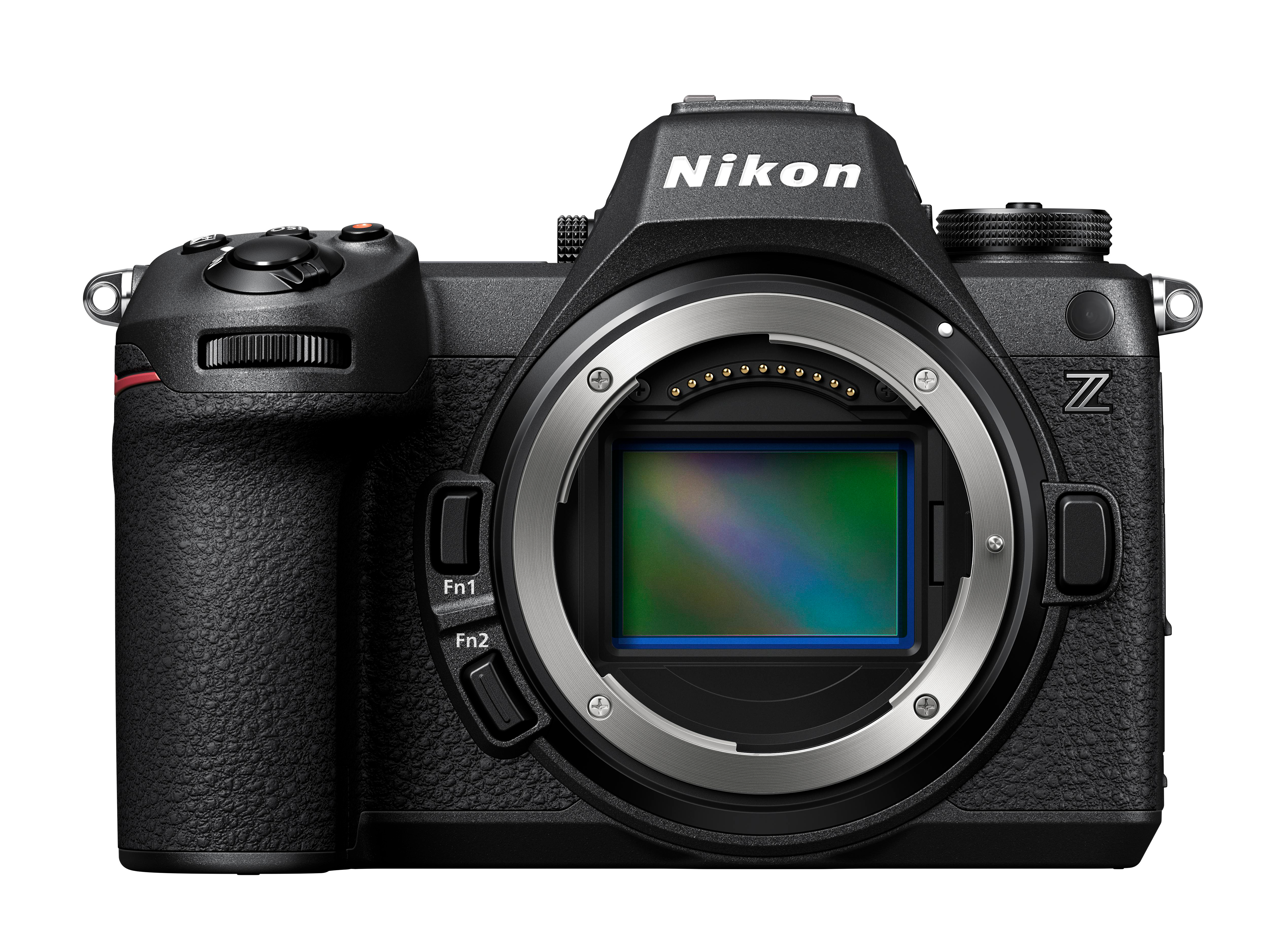 Eine schwarze Kamera der Nikon Z-Serie mit angesetztem Objektiv auf weißem Hintergrund. Sie hat einen Silberring.