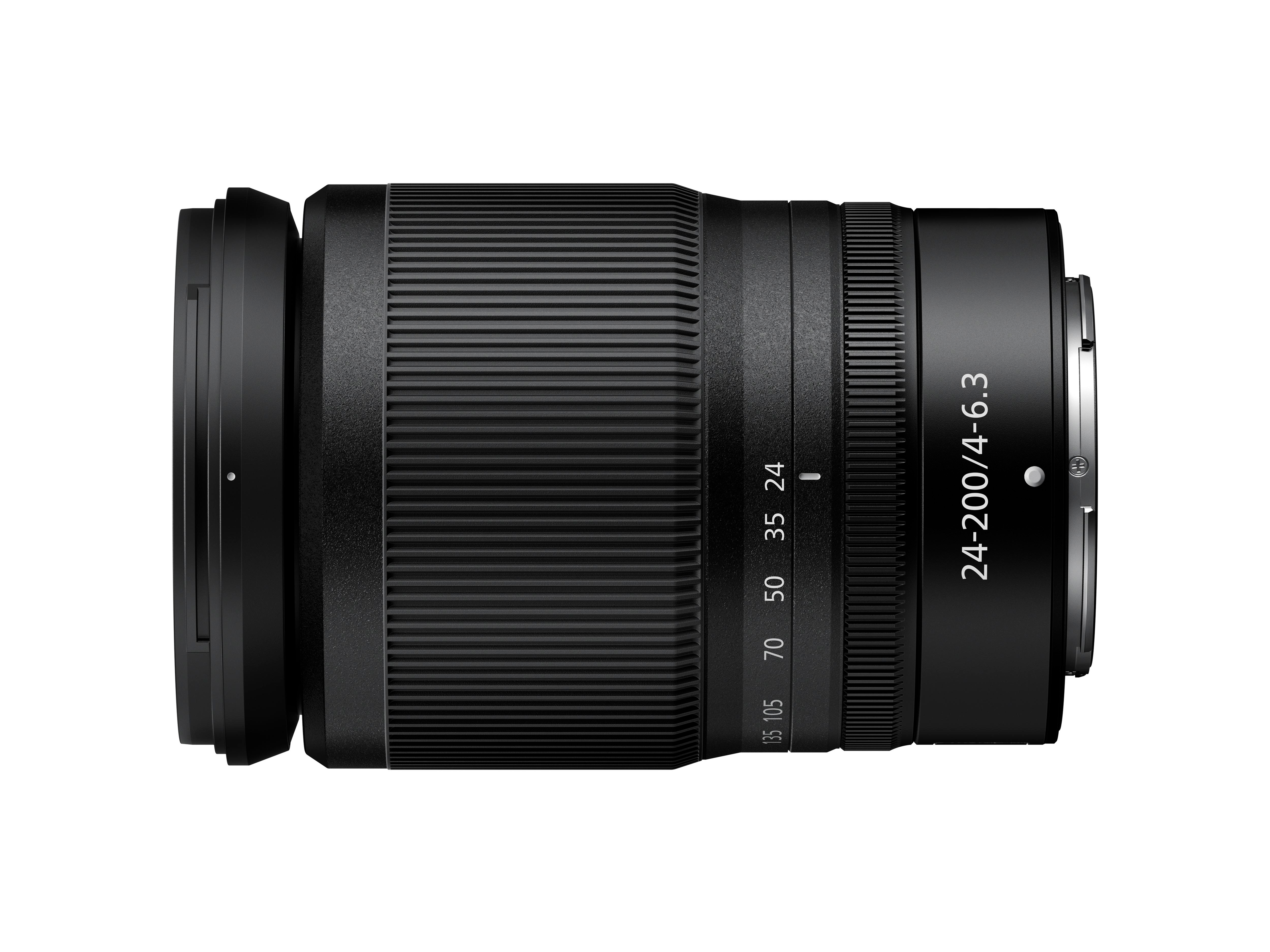 Ein schwarzes Kameraobjektiv auf weißem Hintergrund. Das Objektiv hat einen Zoombereich von 24-200 mm.