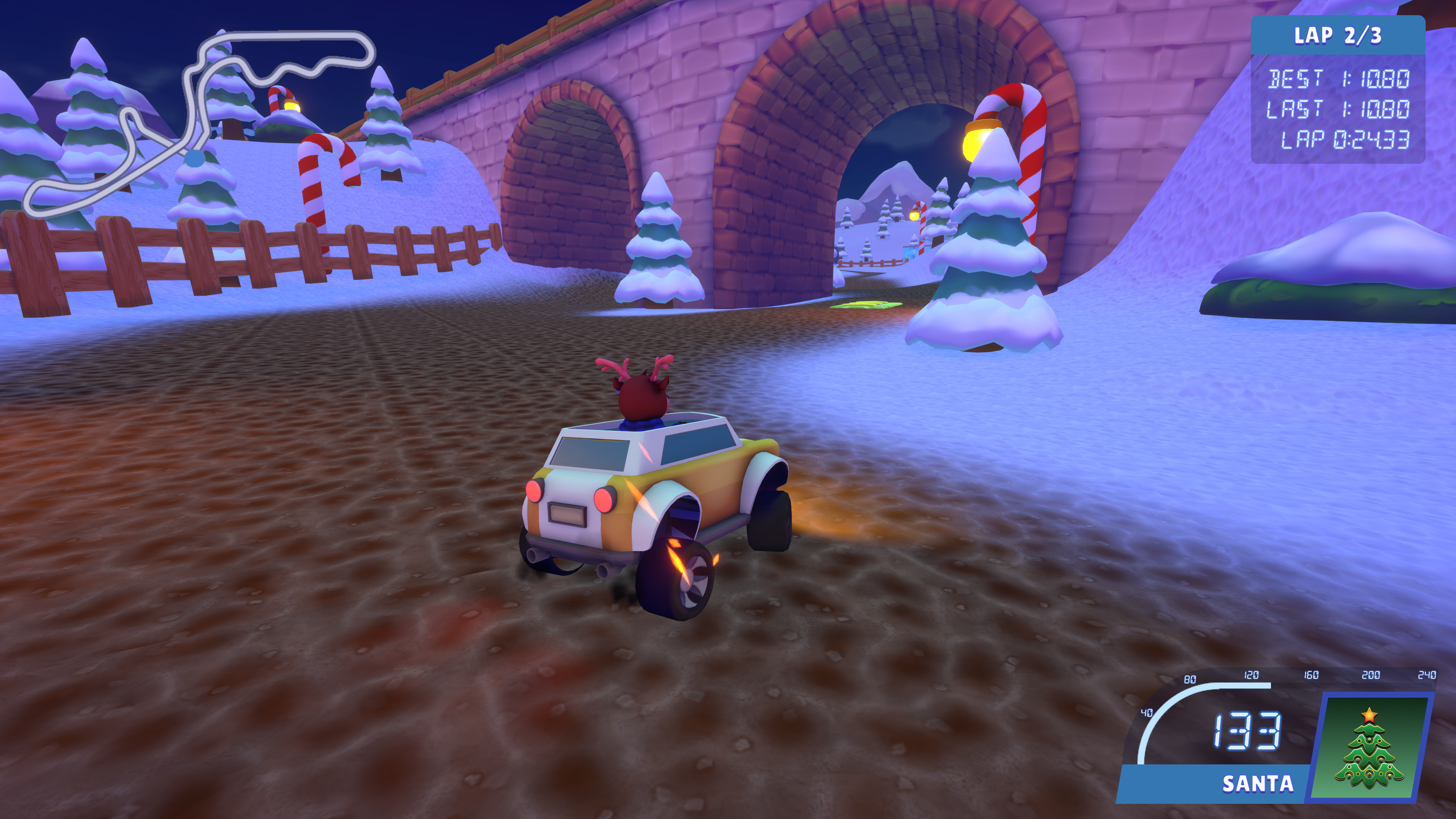 Ein Cartoon-Auto fährt auf einer schneebedeckten Strecke. Weihnachtsdekorationen und eine Brücke im Hintergrund.