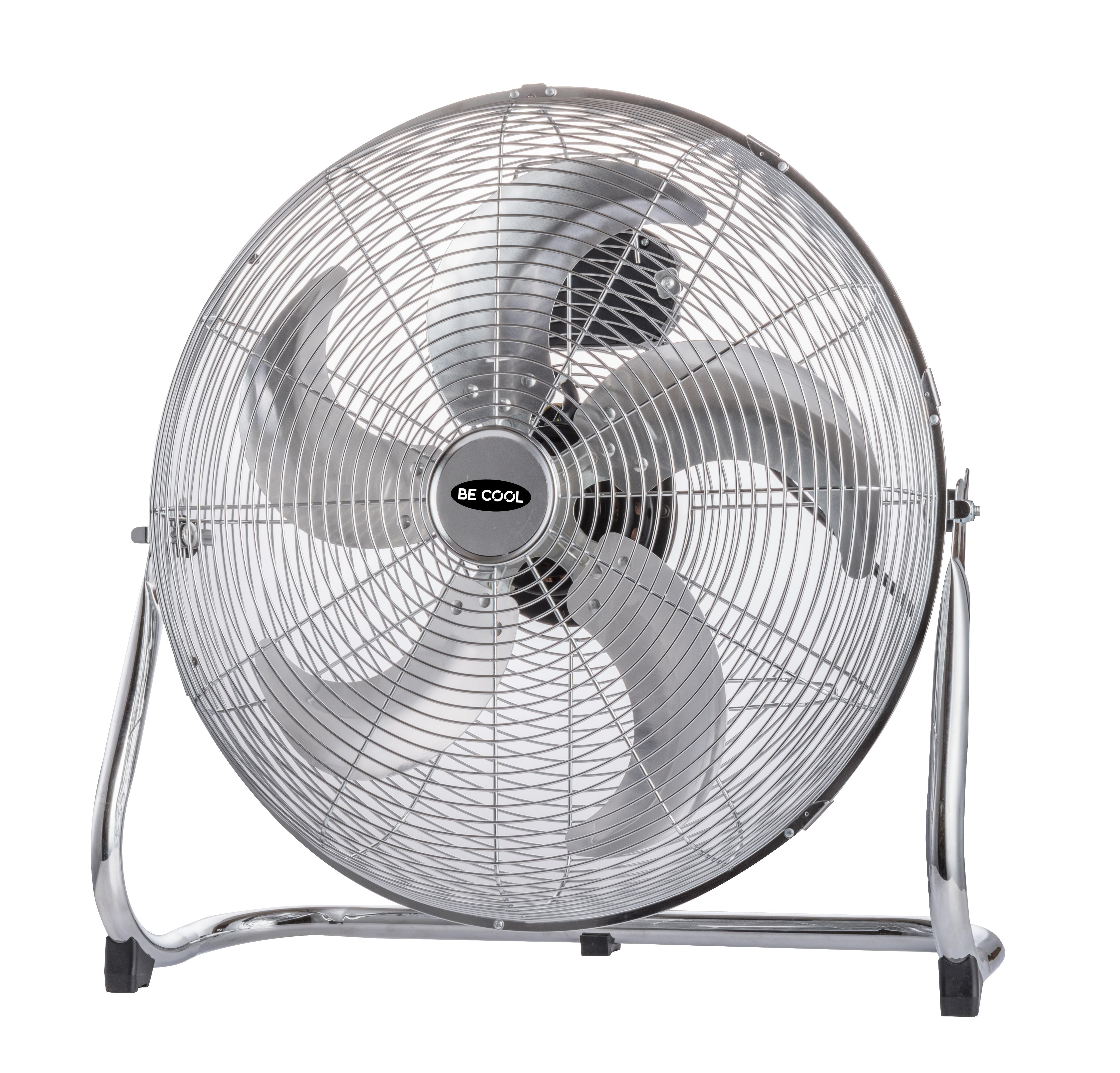 Großer silberner Ventilator mit kreisförmigem Design. Der Markenname ist BE COOL.