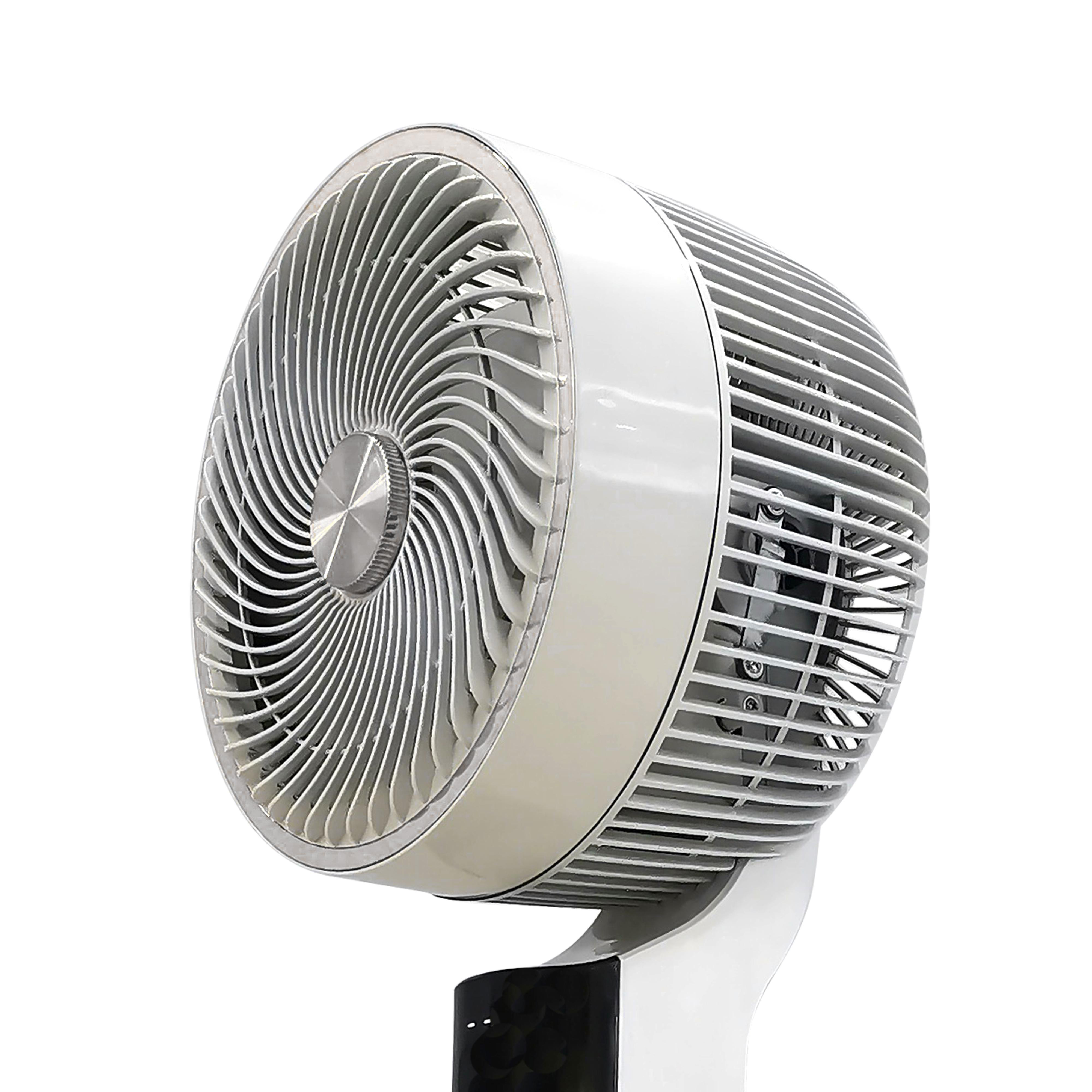 Ein weißer Ventilator mit rundem Kopf und schwarzem Sockel, isoliert auf weißem Hintergrund.