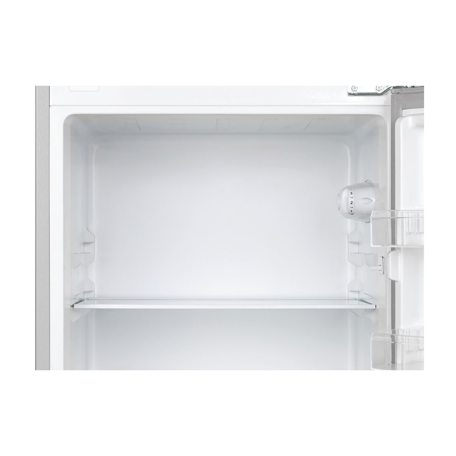 Interno frigorifero bianco vuoto. Un ripiano visibile. La porta è aperta.
