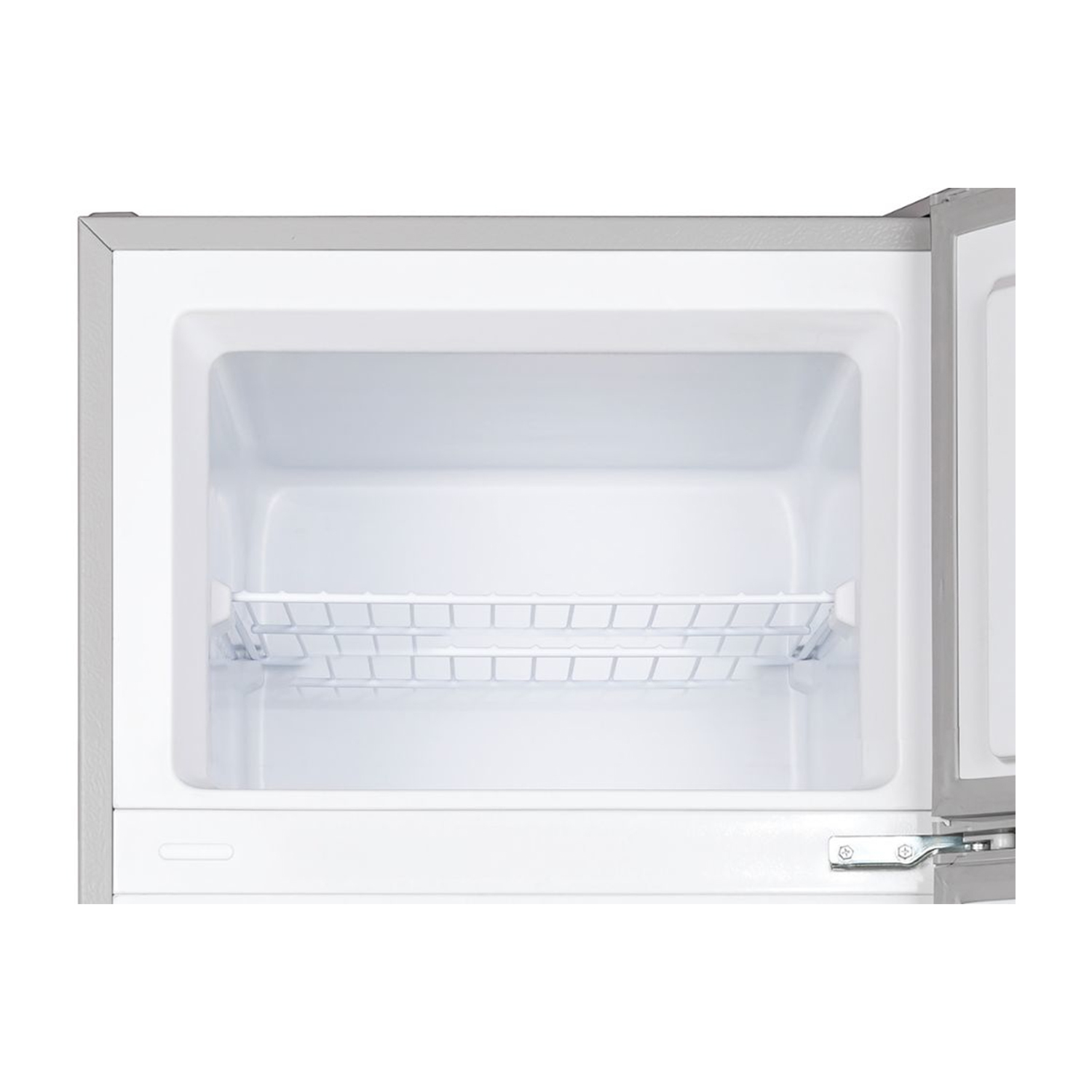 Interno frigorifero bianco, vuoto, con ripiano, pareti bianche e finiture grigie, porta aperta.