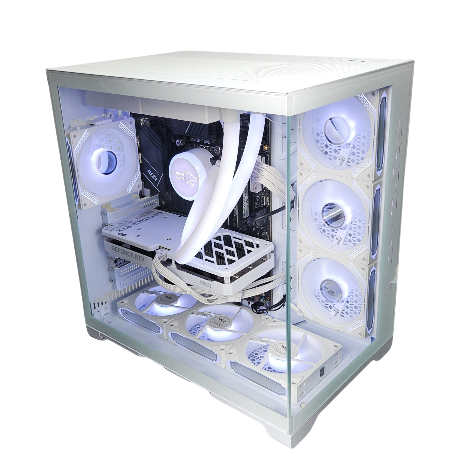 Een witte computerkast, met verschillende ventilatoren en componenten binnenin.