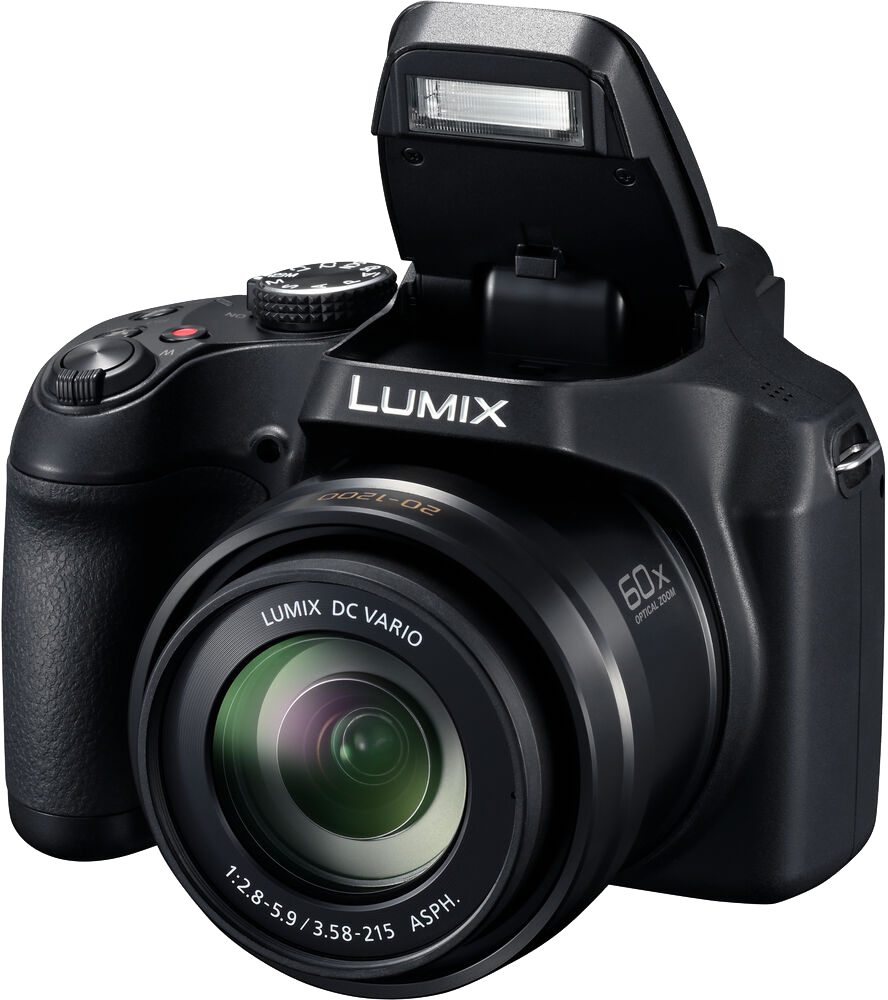 Fekete kamera nyitott vakuval, felül 'LUMIX', zoom objektív. Fekete háttér.