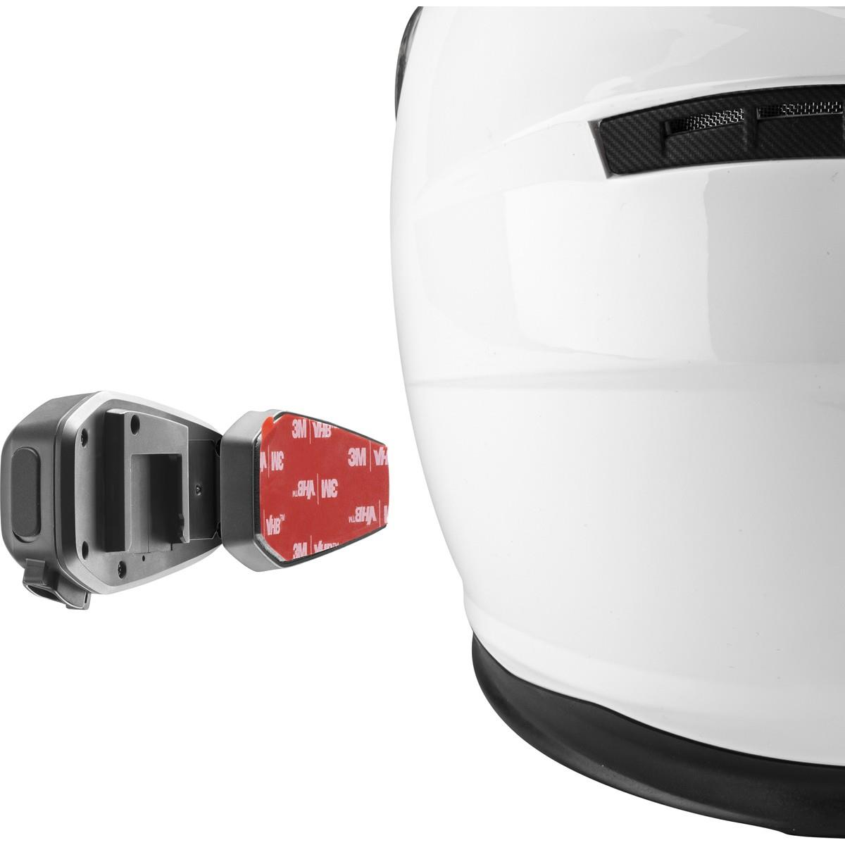 Helmhalterung mit Action-Kamera-Aufsatz. Rotes 3M-Klebeband an der Halterung.