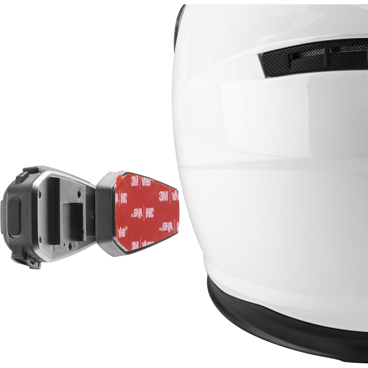 Ein Helm mit angebrachter Kamerahalterung. Die Halterung hat einen 3M-Aufkleber für sichere Befestigung.
