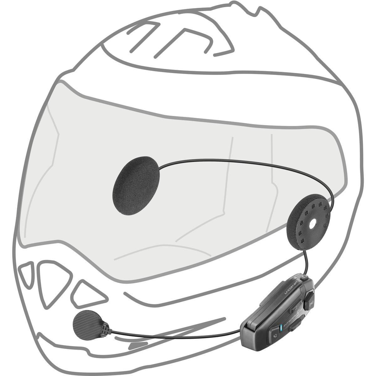 Motorradhelm mit installierten Gegensprechanlagenkomponenten, zeigt den Aufbau.