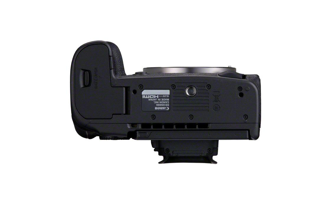 Schwarzer Canon-Kamerabody von unten gesehen. HDMI und andere Anschlüsse sind sichtbar. Hergestellt in Japan.