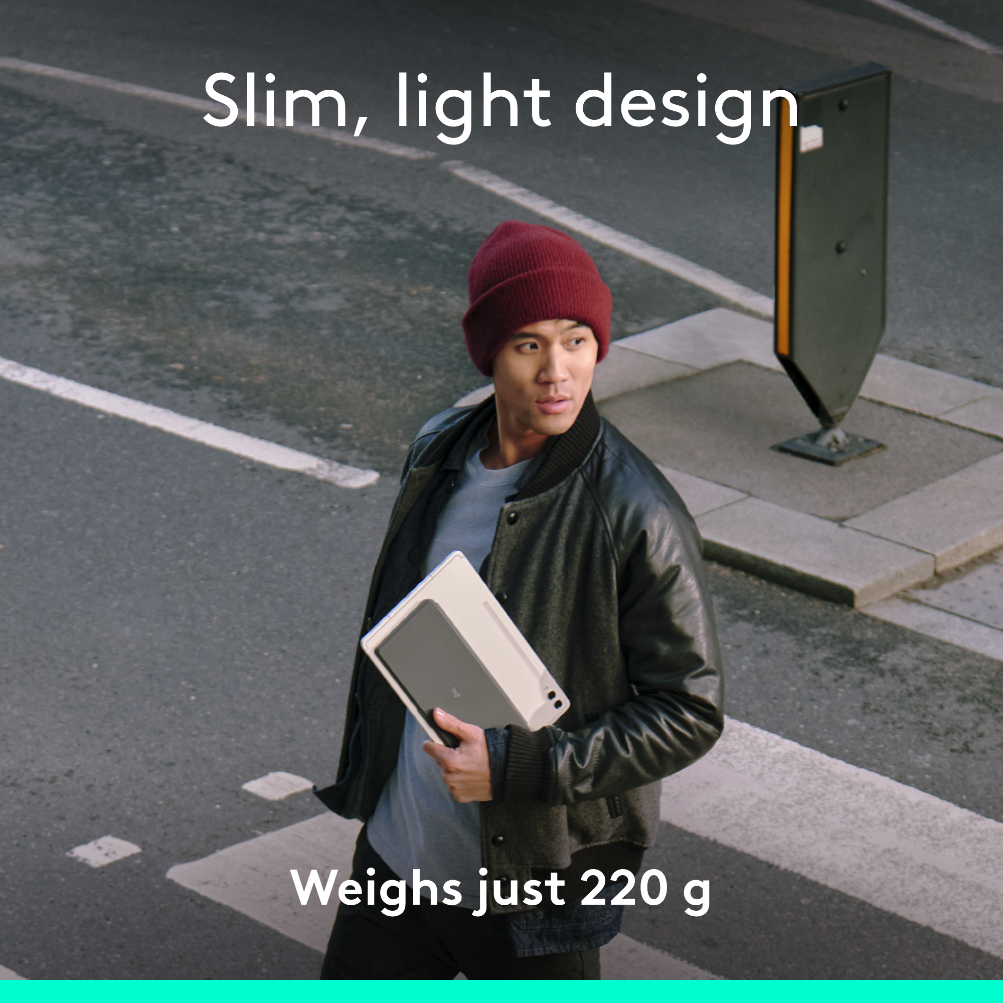 Mann, der ein Tablet hält, Mütze und Jacke trägt. Text 'Schlankes, leichtes Design'.