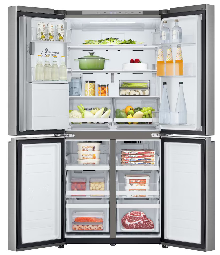 Otwarta lodówka z pełnymi półkami jedzenia, napojów i widocznymi przegródkami.