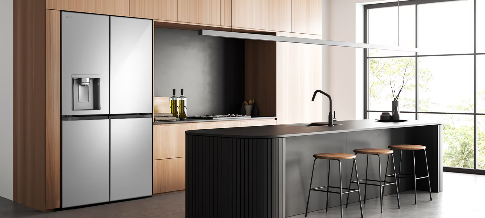 Nowoczesna kuchnia ze stalową lodówką, wyspą i ciemnym blatem.