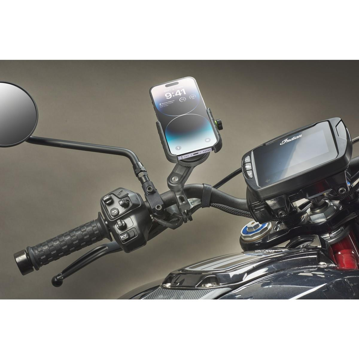 Ein Motorradlenker mit einer Telefonhalterung und einem Display. Das Telefon ist in Gebrauch.