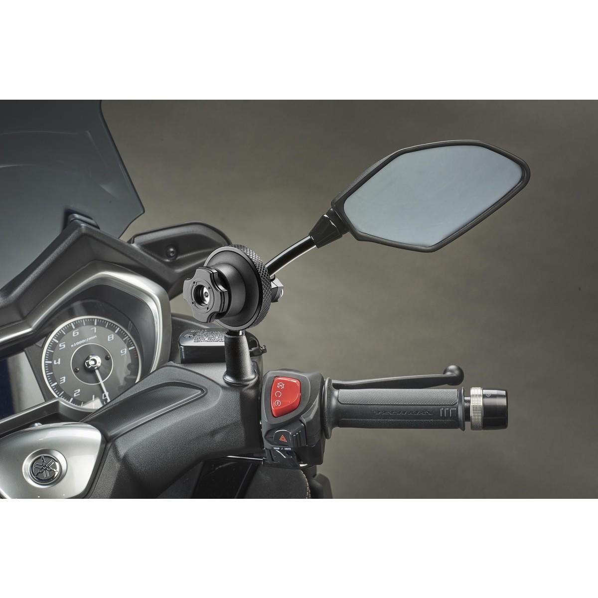 Motorradlenker mit montiertem Spiegel. Schwarzer Lenker, Spiegel und diverse Bedienelemente.