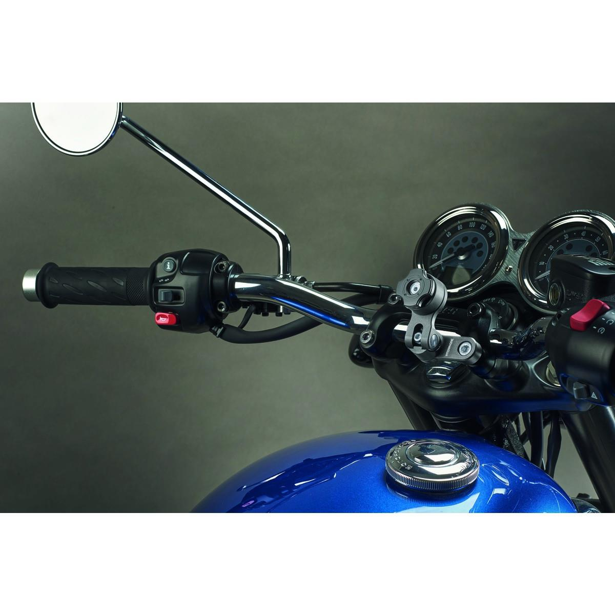 Motorradlenker, blauer Tank, Chromakzente, Tachometer im Blick.