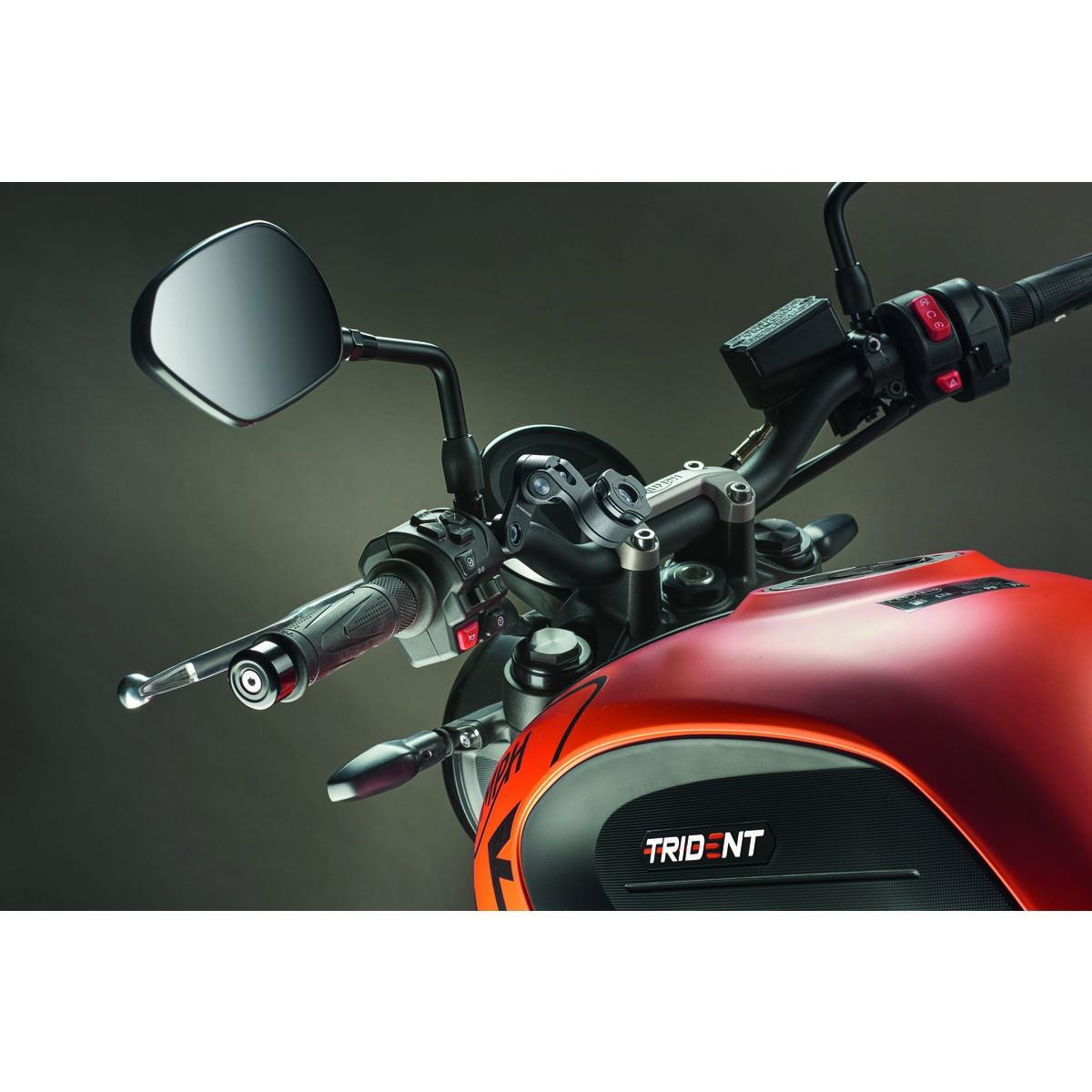 Motorradlenker, Spiegel und Bedienelemente. Oranger Kraftstofftank mit Trident-Text.