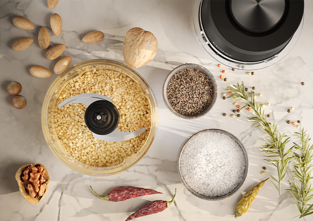 Vista dall'alto di un robot da cucina con ingredienti su una superficie di marmo.