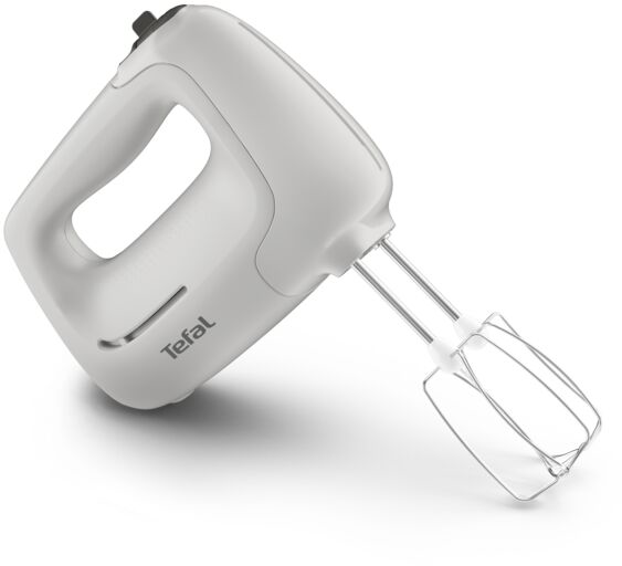 Fehér Tefal kézi mixer ezüst habverővel, ferdén fehér háttér előtt.