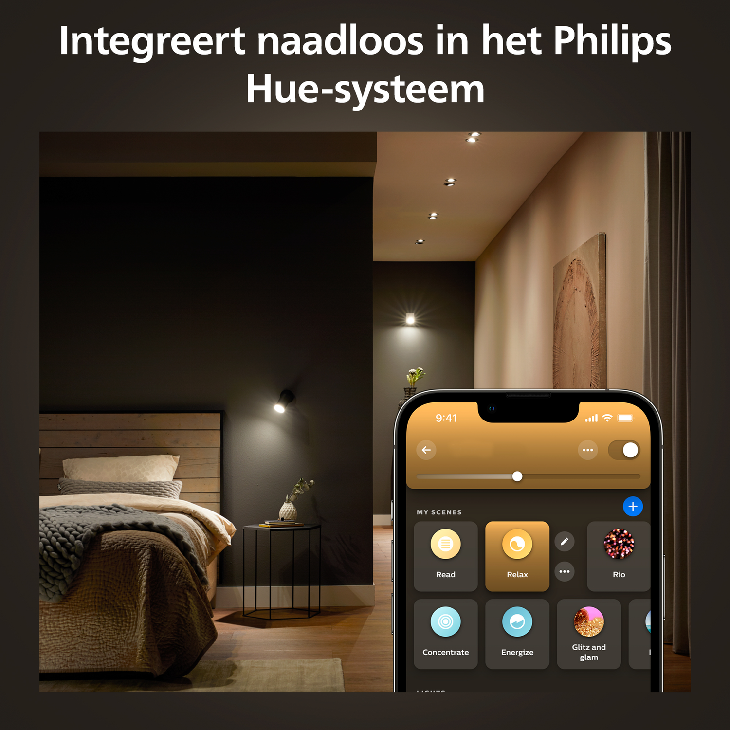 Een telefoon met een smart home-interface, met een bed en lampen op de achtergrond.
