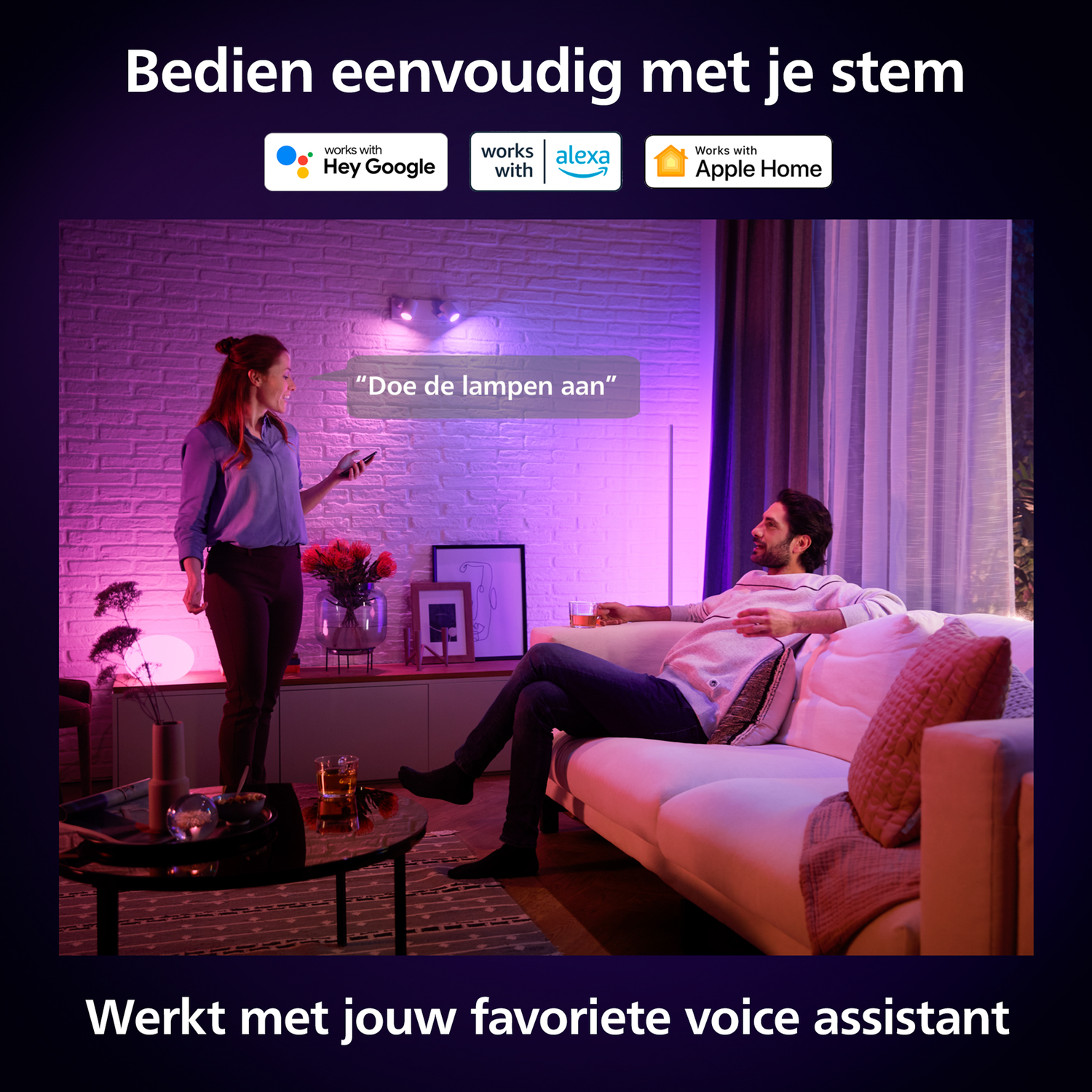 Een vrouw en een man besturen lichten met hun stem in een kamer.