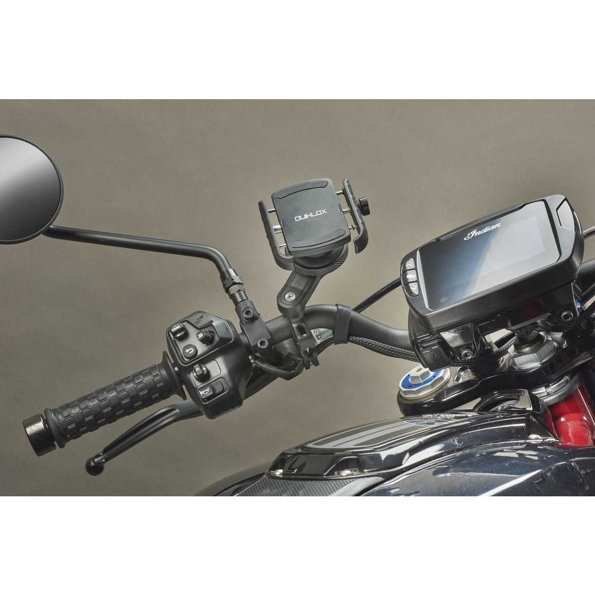 Motorradlenker mit Handyhalterung und Display. Diverse Bedienelemente und ein Spiegel sind sichtbar.