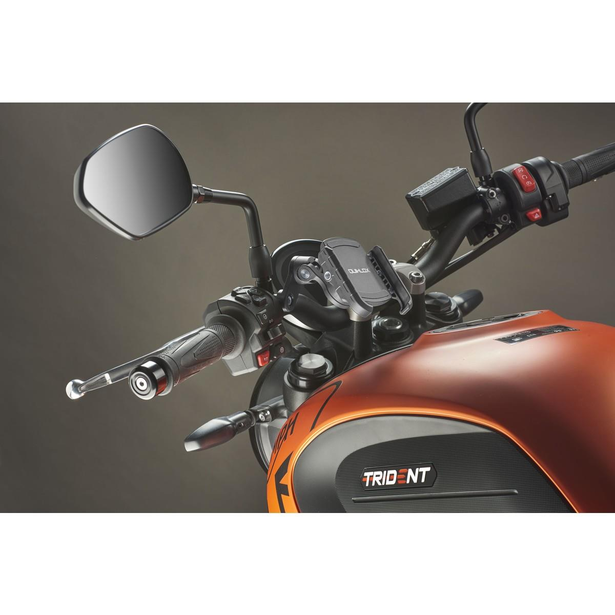 Motorradlenker mit Telefonhalterung, Spiegel und Bedienelementen auf einem orangefarbenen Motorradtank.