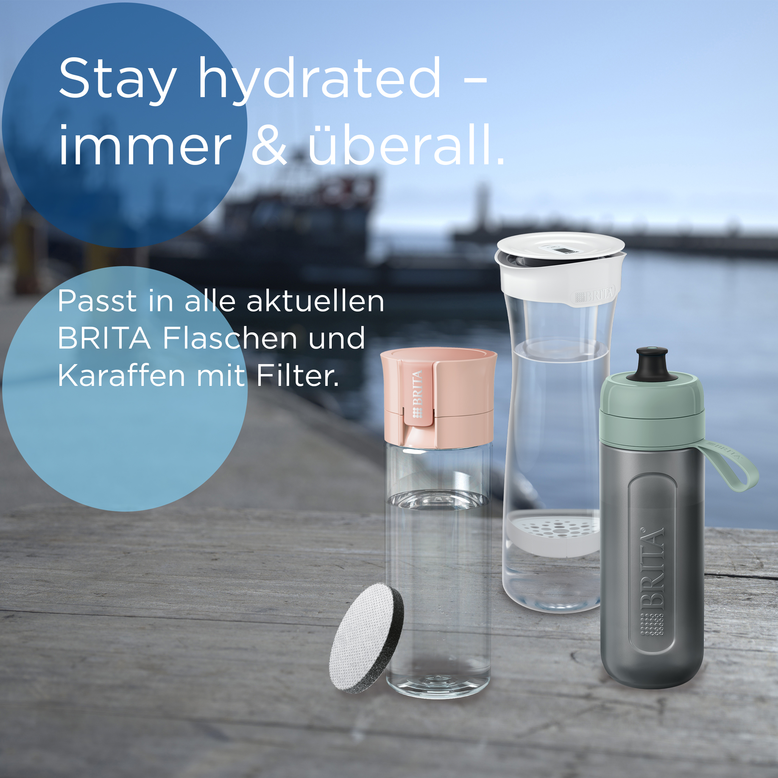 Wasserflaschen und Karaffe mit Filter und Flasche mit Brita-Logo.