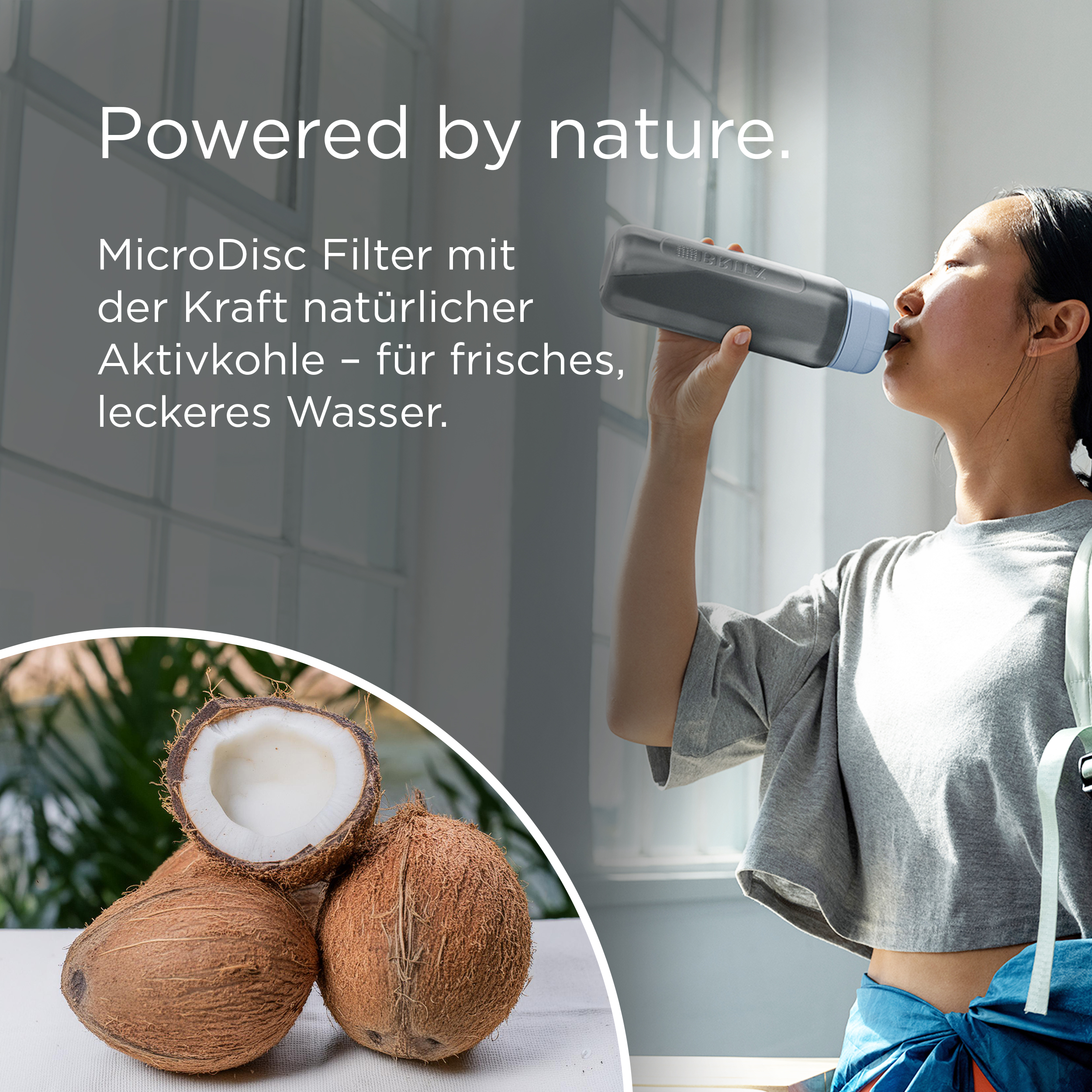 Frau trinkt aus einer grauen Wasserflasche. Kokosnüsse sind im Vordergrund.