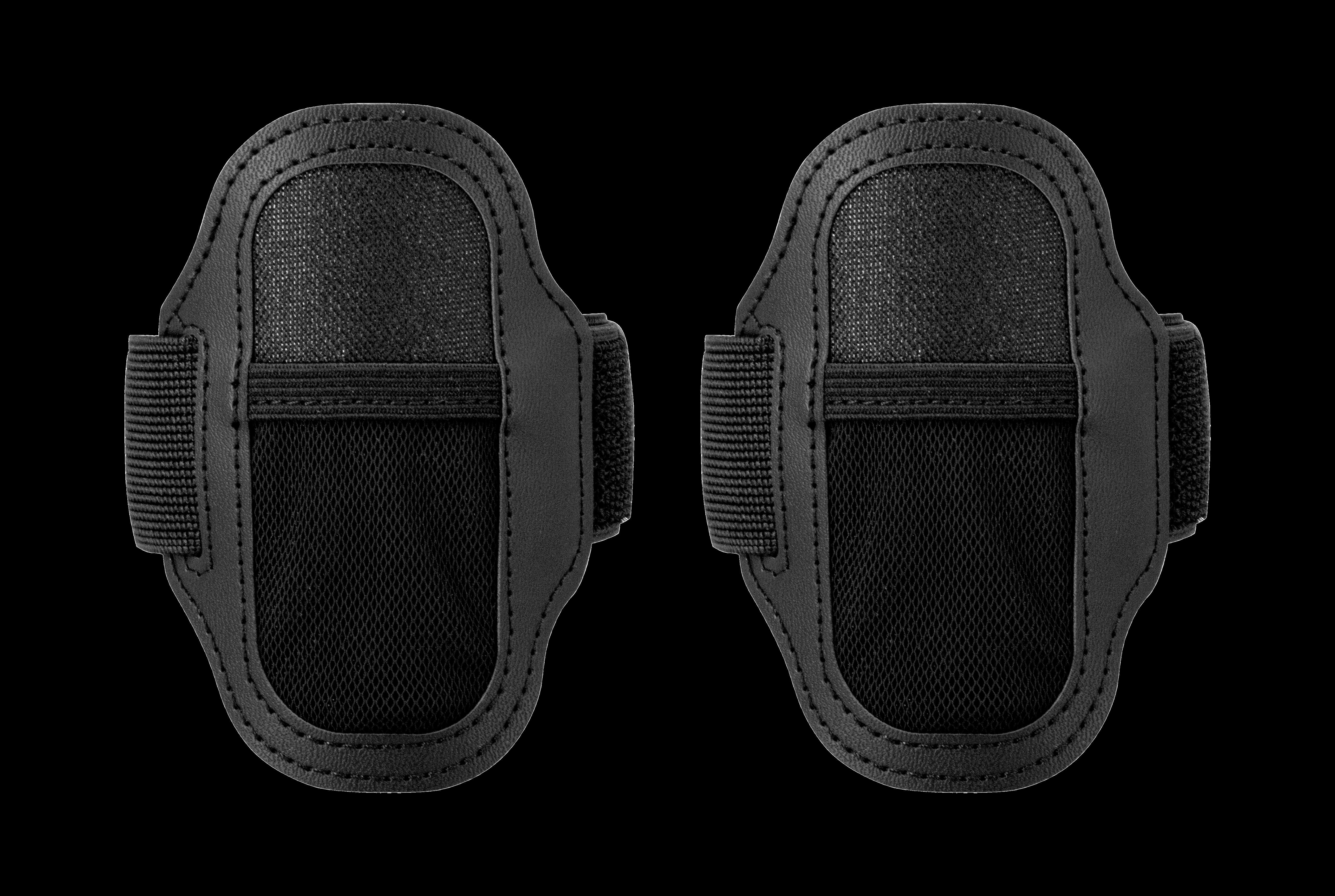 Zwei schwarze Armbänder mit verstellbaren Riemen auf schwarzem Hintergrund.