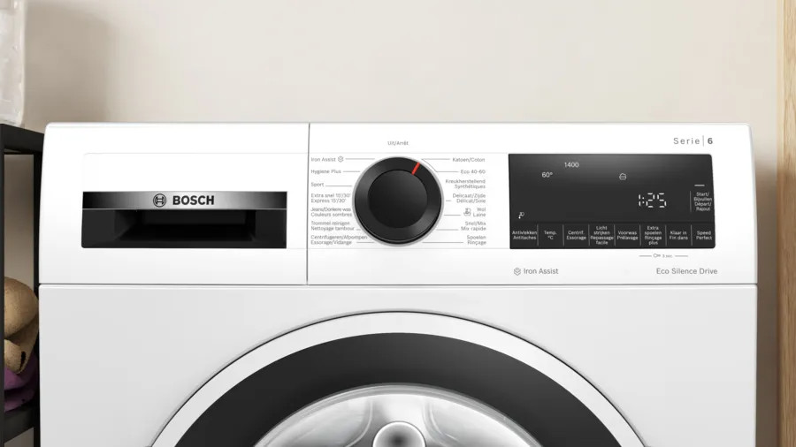 Gros plan sur le panneau de commande d'un lave-linge blanc. Des écrans et des boutons sont visibles.