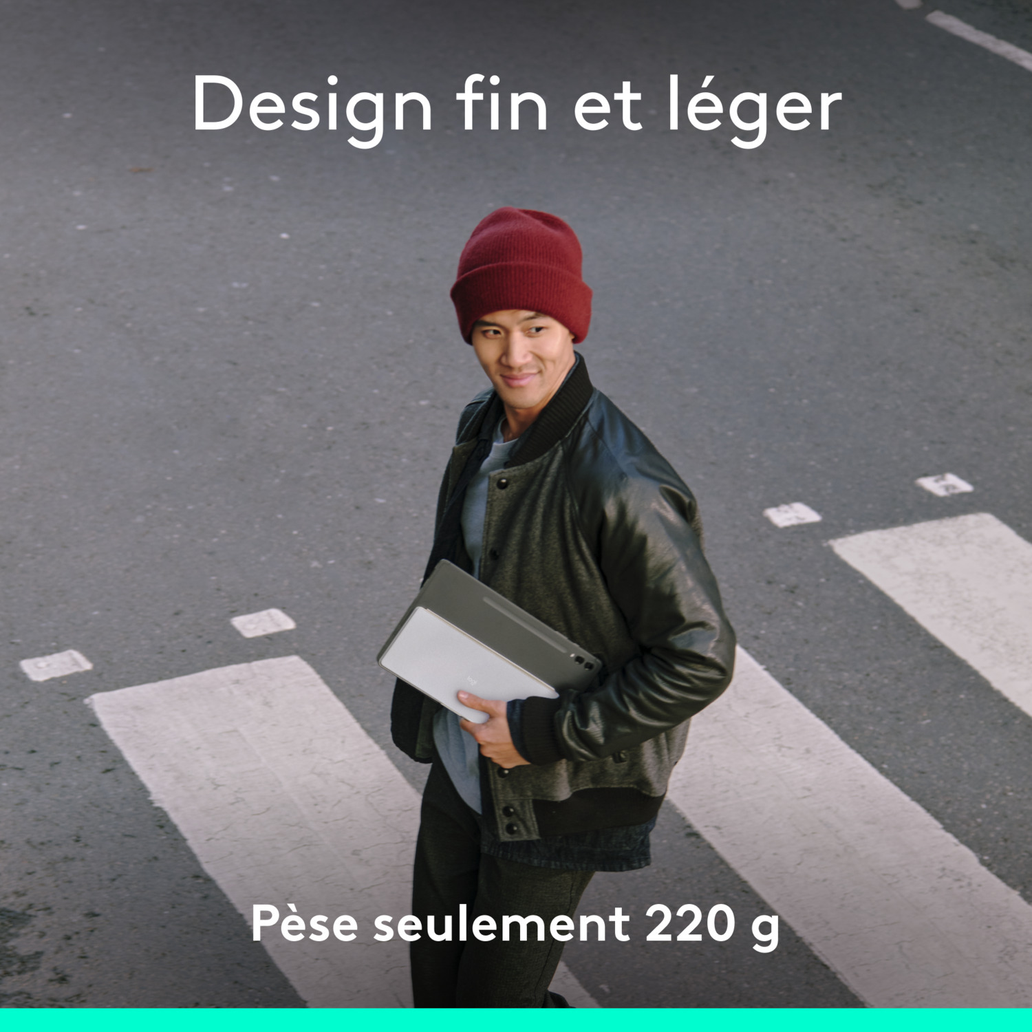 Un homme avec un chapeau rouge et une veste marchant sur un passage piéton, tenant un ordinateur portable. Texte : 'Design fin et léger'.