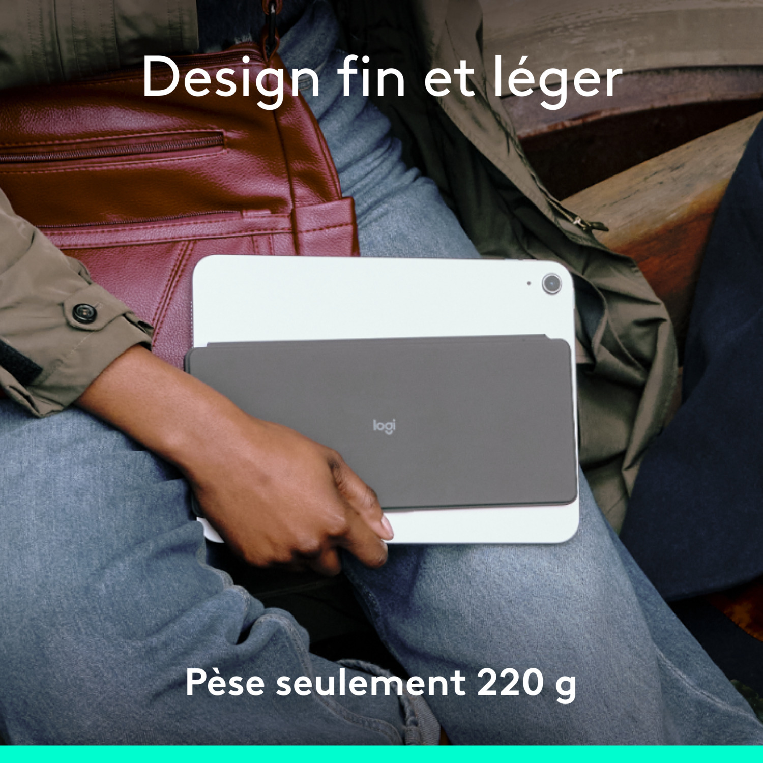 Une personne tenant une tablette fermée avec une housse de clavier, montrant le logo Logi.