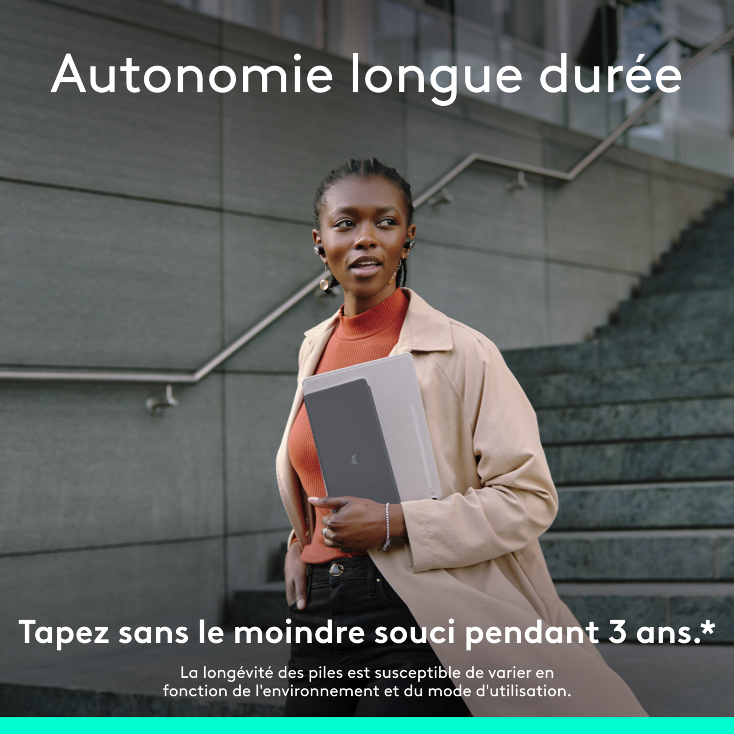 Femme tenant une tablette, descendant des escaliers, texte sur la durée de vie de la batterie.