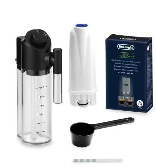 Zestaw do czyszczenia ekspresu do kawy: pojemnik, filtr, odkamieniacz i miarka, a także pasek testowy.