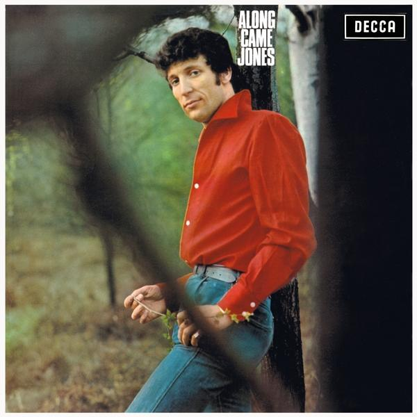 Albumcover von Tom Jones in einem roten Hemd, der sich an einen Baum lehnt. Der Titel lautet 'Along Came Jones'.