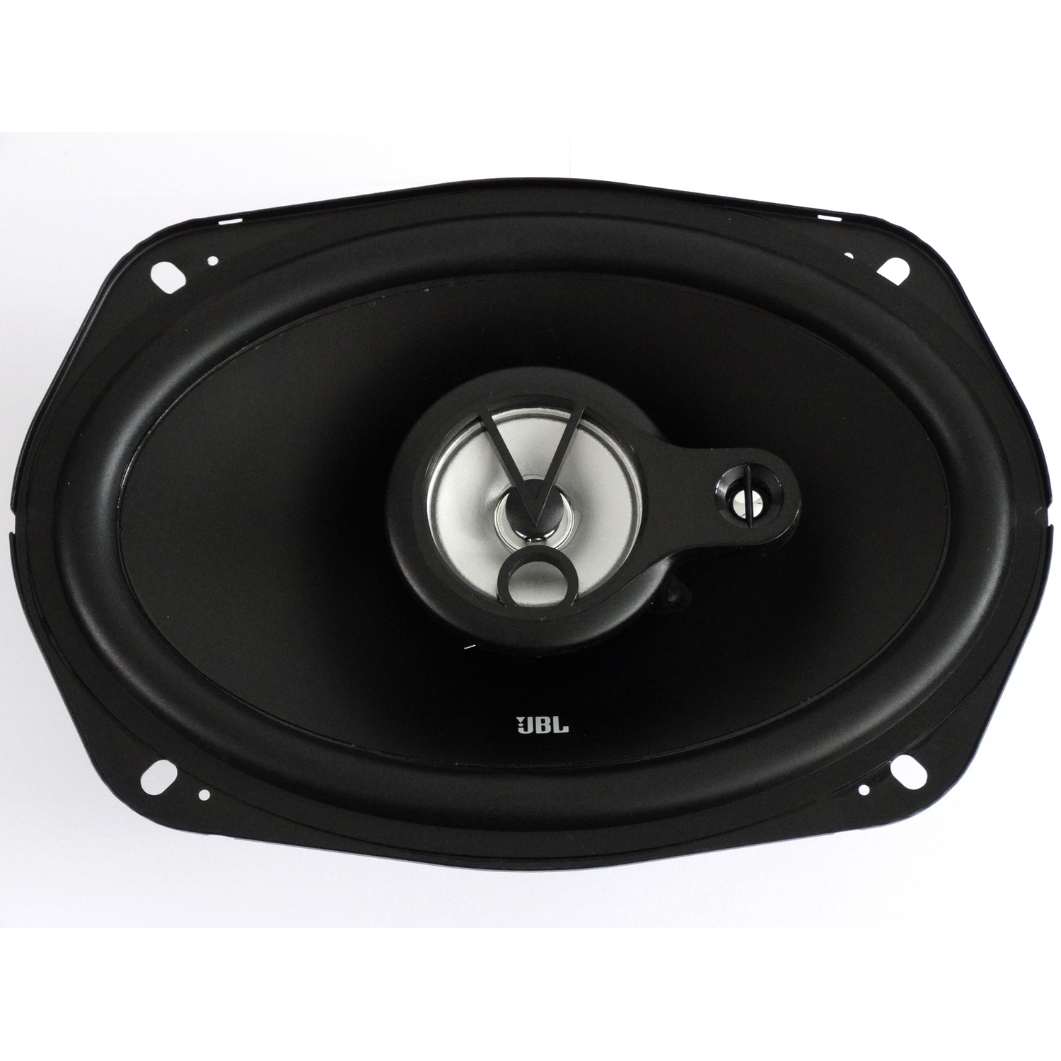 Een zwarte autospeaker met zilveren conus en het JBL-logo op een witte achtergrond.