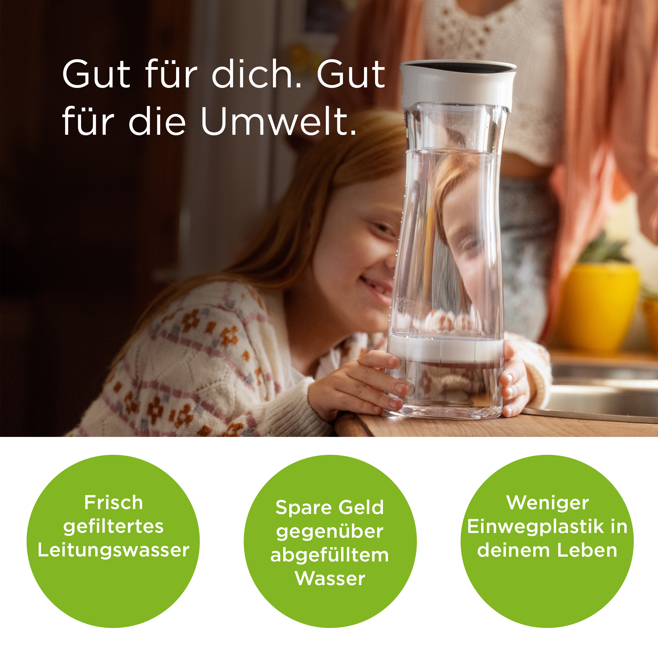 Eine Frau mit einer Wasserflasche und Text über gefiltertes Wasser, Geld sparen und weniger Plastik.