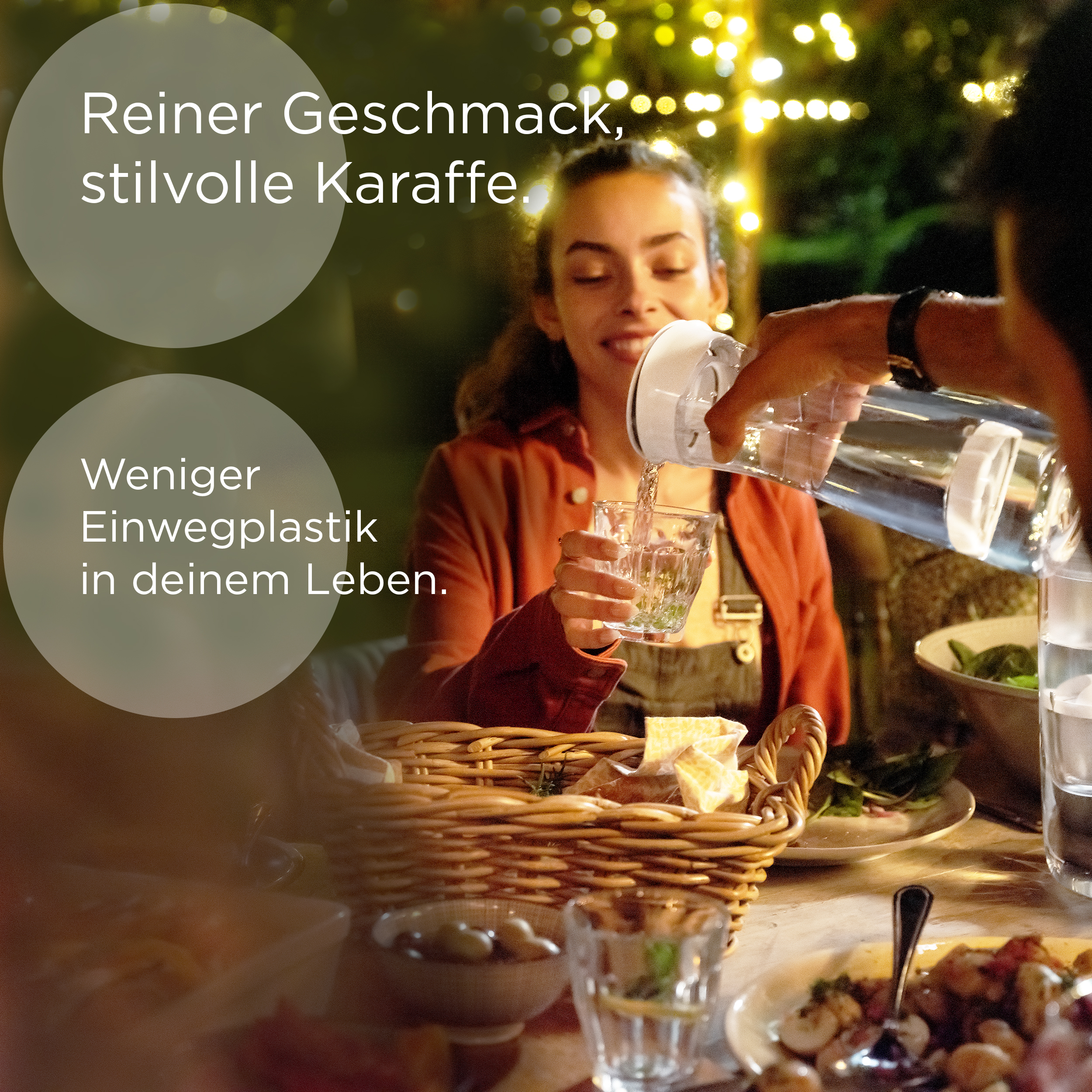 Graues Tablet mit Stift, angewinkelt, um Bildschirm mit Uhr und farbenfrohem Hintergrund zu zeigen.