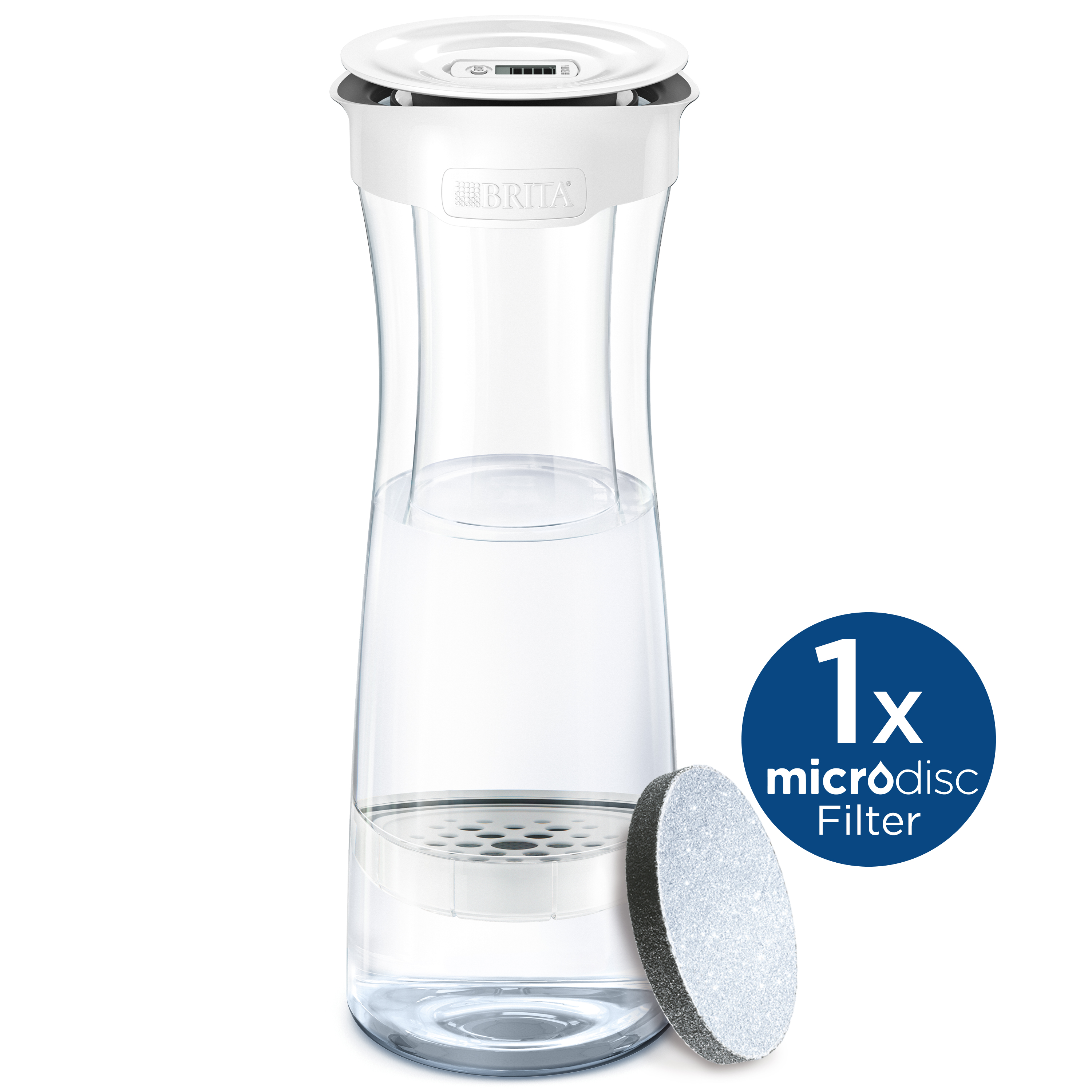 Ein hoher Wasserfilterkrug mit weißem Deckel und ein runder Filter daneben. Klarer Glaskörper.