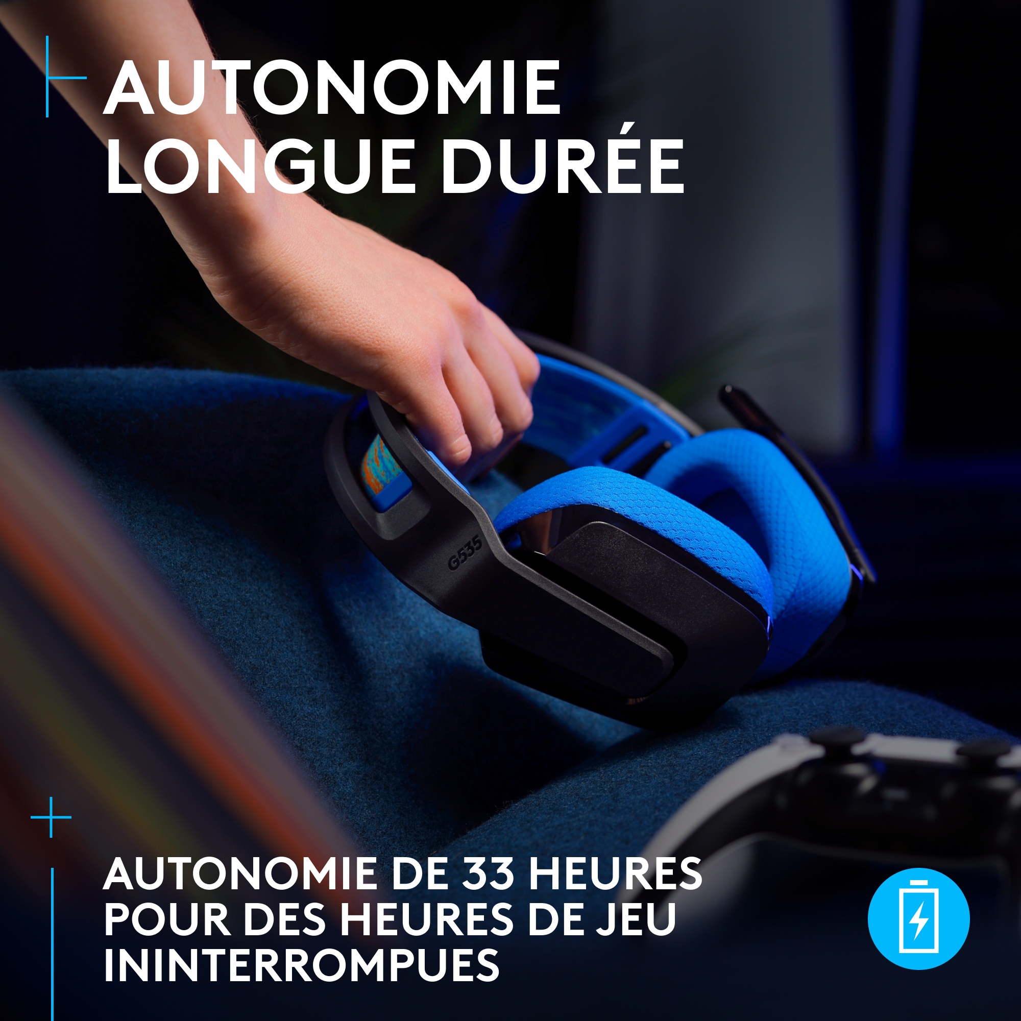 Une personne tenant un casque de jeu bleu et noir. Le texte dit 'Longue durée de vie de la batterie'.