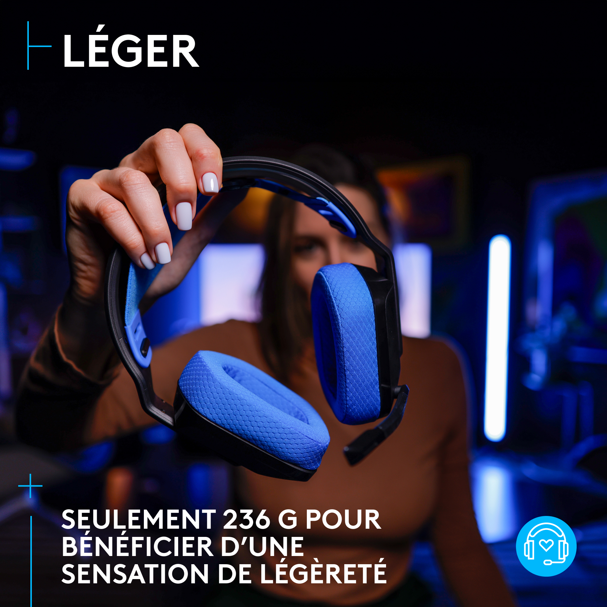 Main tenant un casque bleu et noir. Texte : 'Léger' et '236 g pour une sensation de légèreté'.