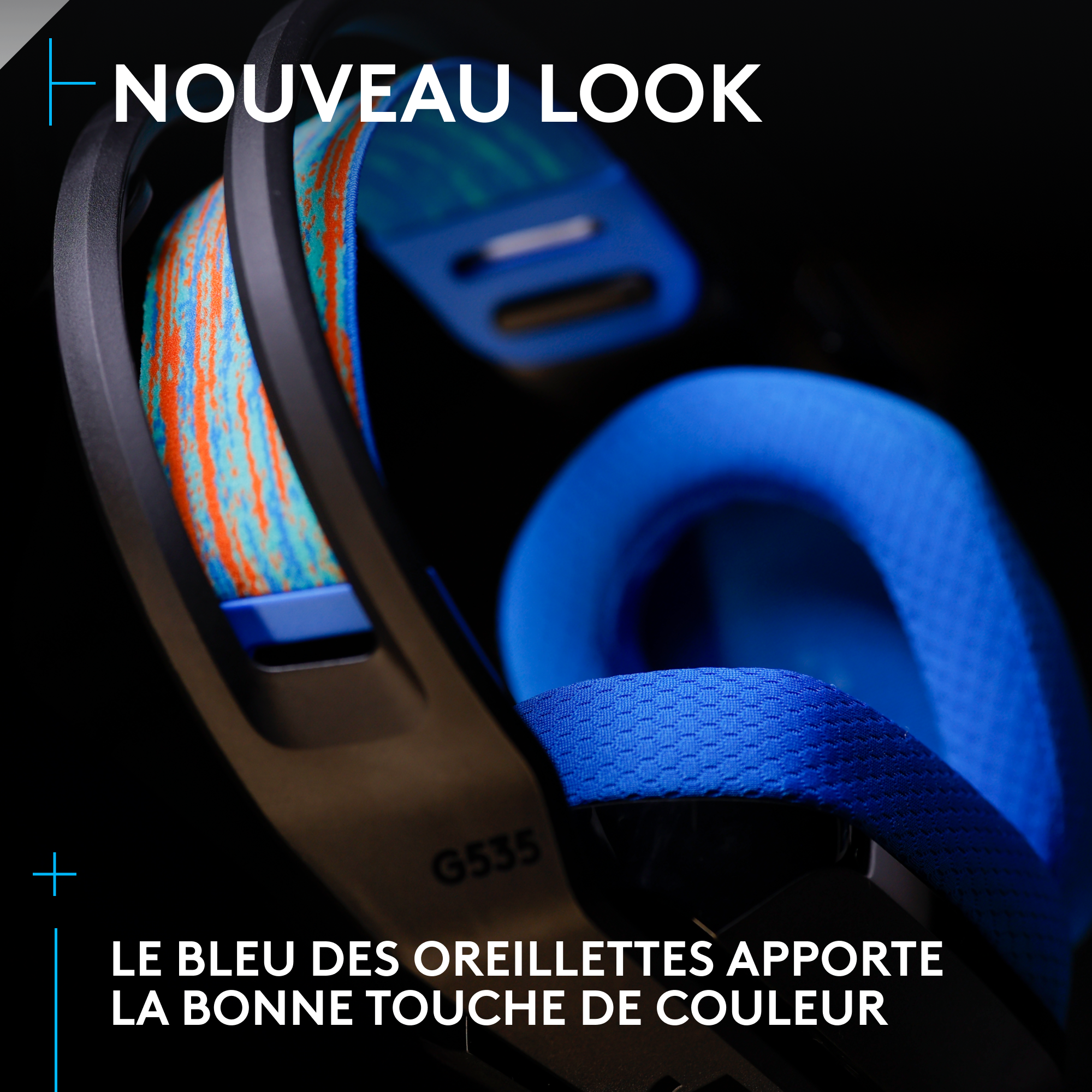 Gros plan sur un bandeau bleu et orange à motifs sur un casque de jeu noir, avec superposition de texte.