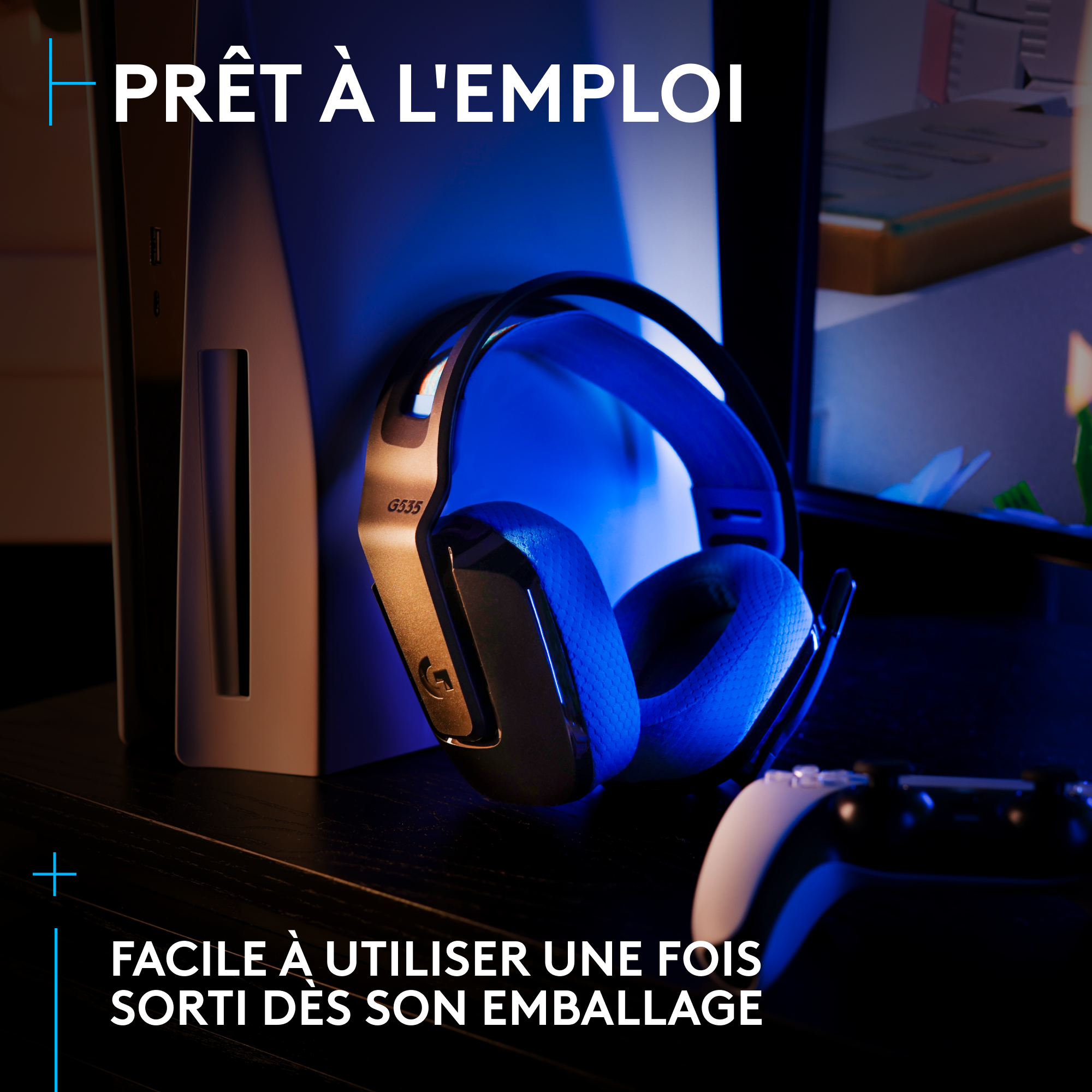 Casque de jeu noir et une console de jeu blanche sur une surface noire avec éclairage bleu.