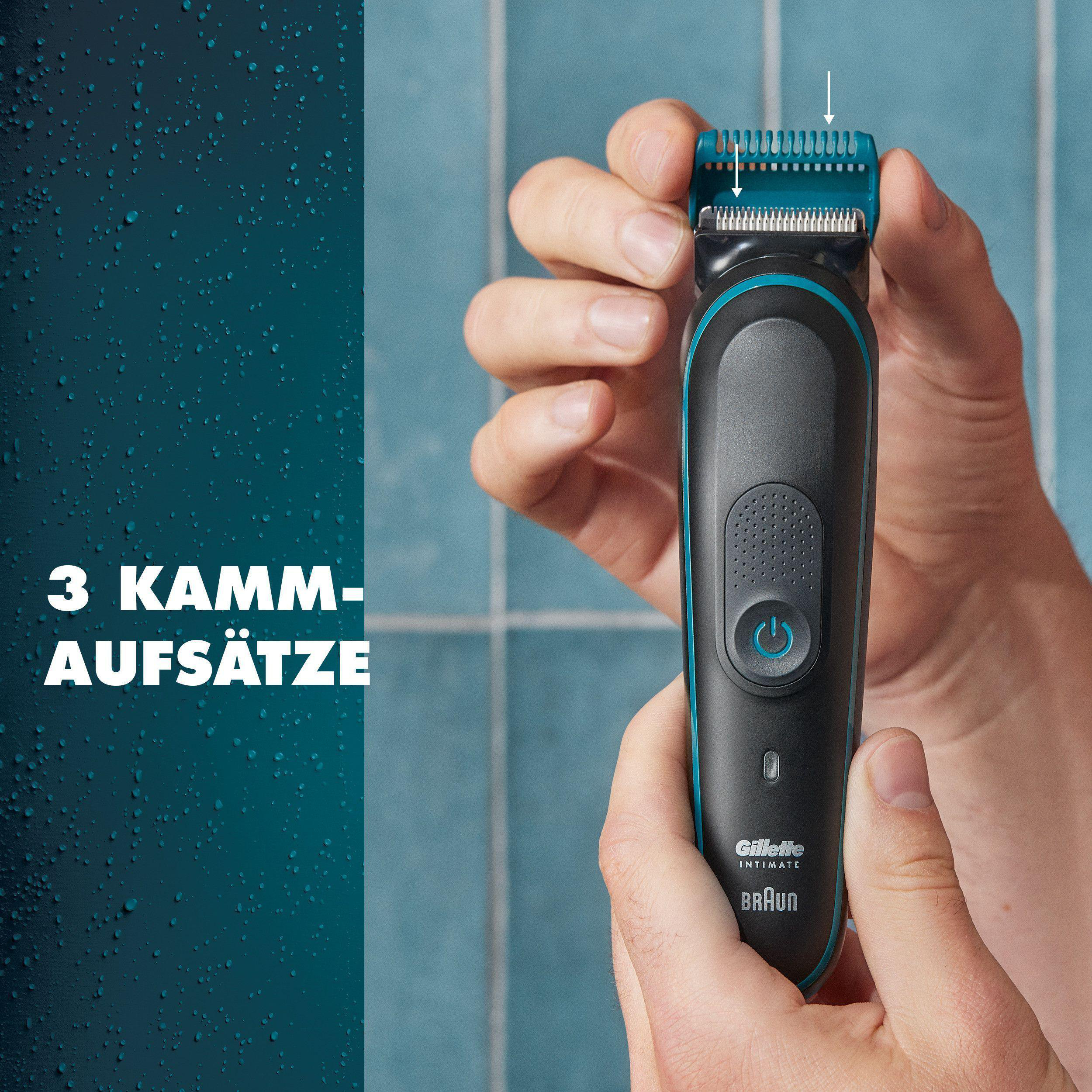 Eine Hand hält einen schwarzen und türkisfarbenen elektrischen Trimmer mit 3 Kammaufsätzen, an blauer Wand.