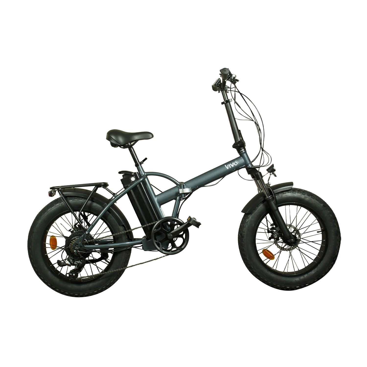 Una e-bike, grigio scuro, con pneumatici larghi, su sfondo bianco. La bici è isolata.