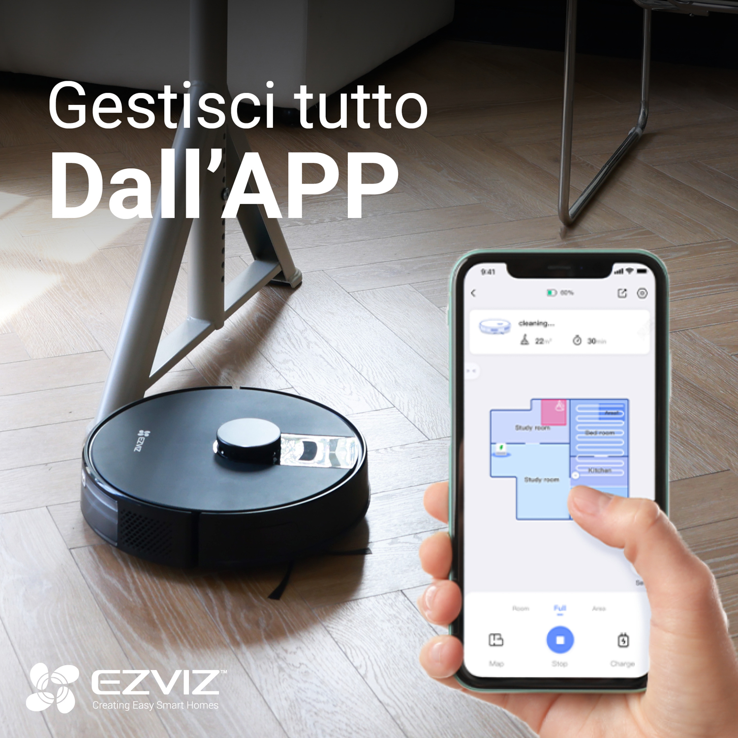 Un robot aspirapolvere su un pavimento in legno. Un telefono mostra una mappa della stanza pulita.