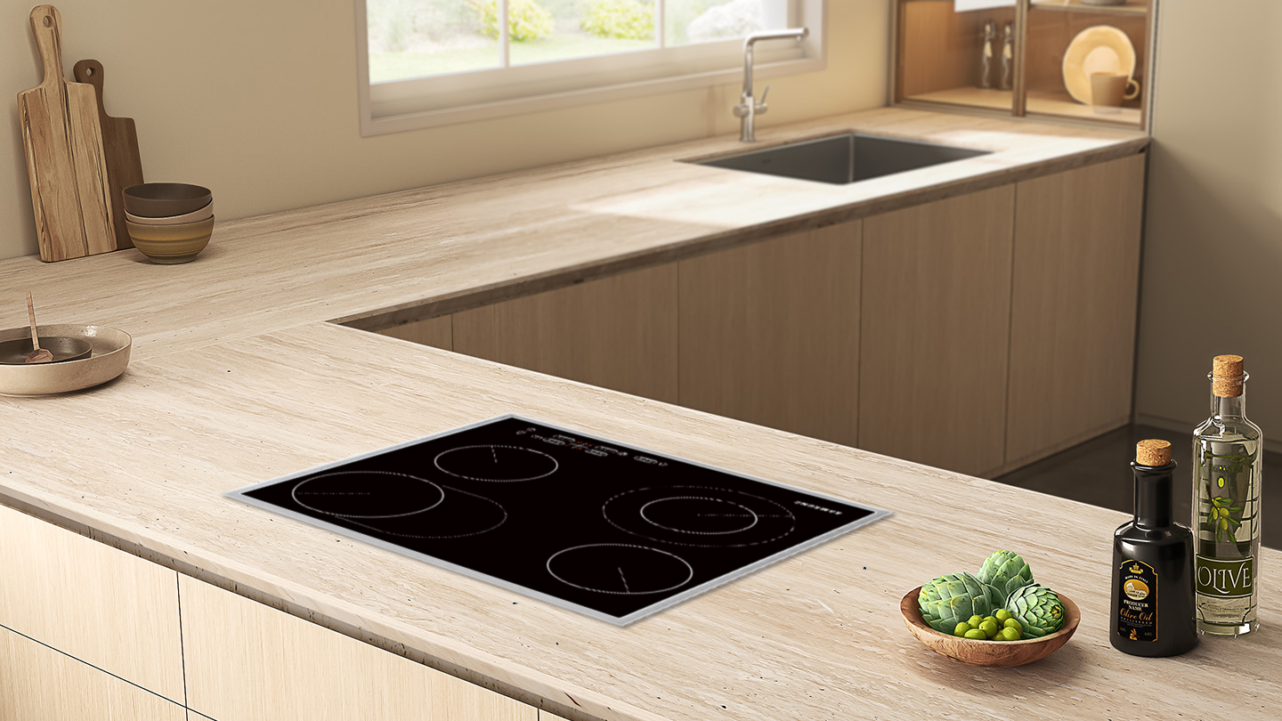 Een moderne keuken met een zwarte inductiekookplaat op een licht aanrechtblad.