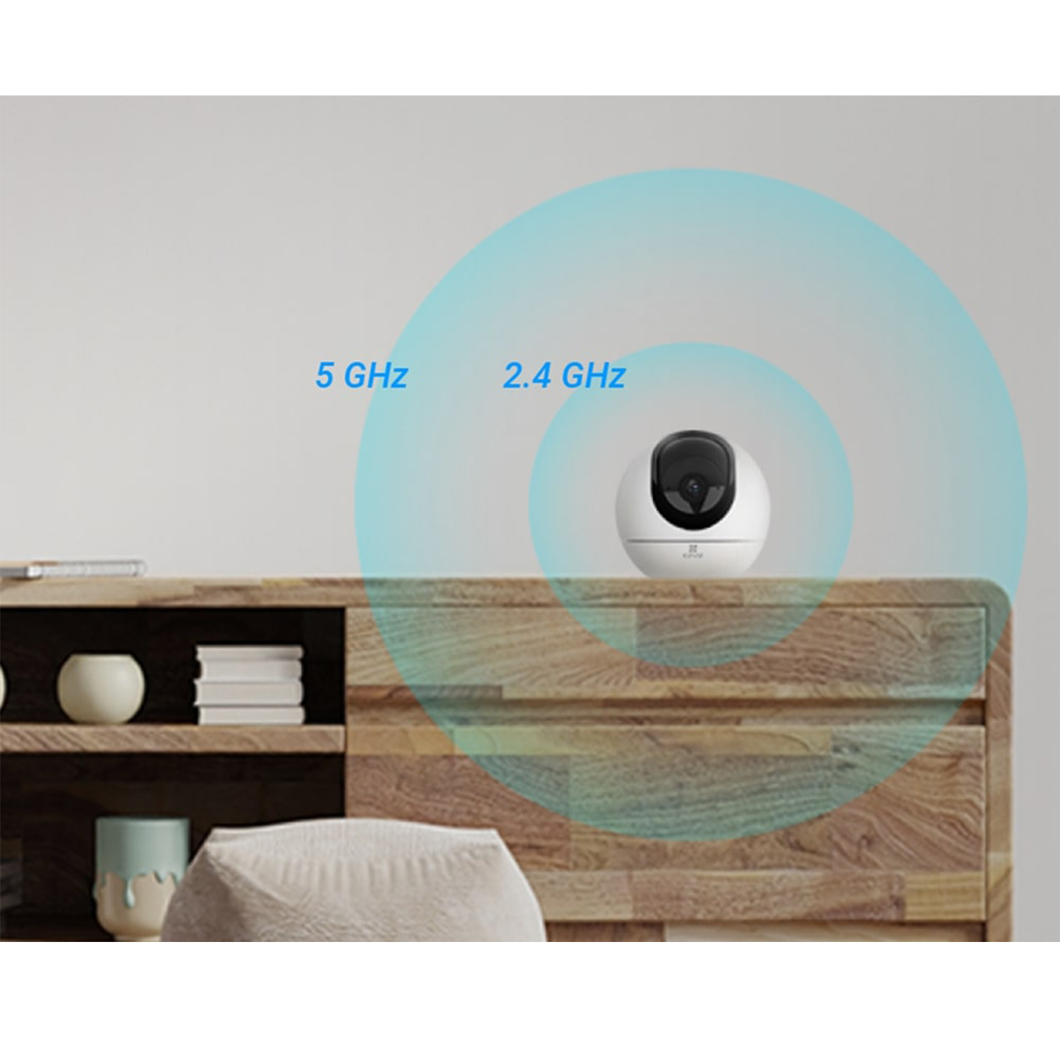 Una telecamera di sicurezza su un mobile in legno con segnali Wi-Fi a 2,4 GHz e 5 GHz.